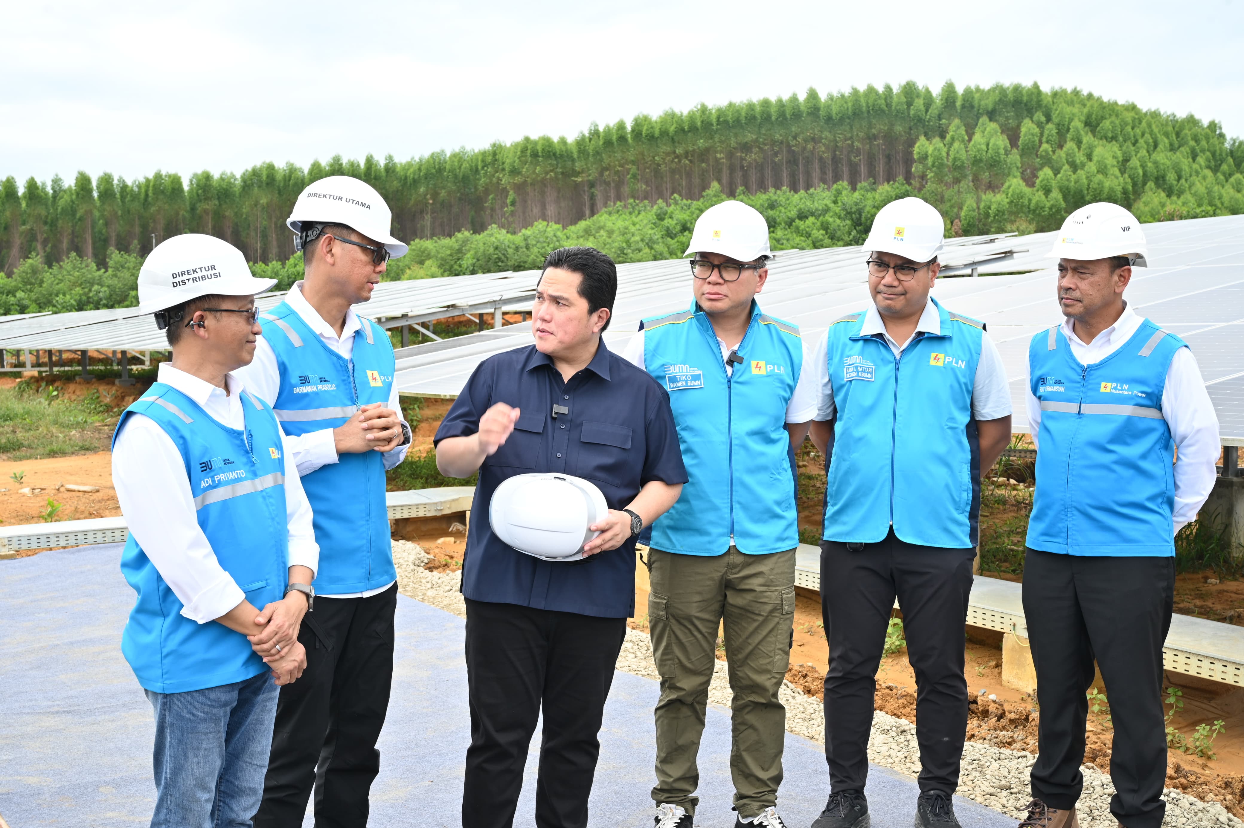 Menteri BUMN Erick Thohir (tiga dari kiri) saat meninjau PLTS yang dibangun PLN di IKN, Sabtu (29/6).