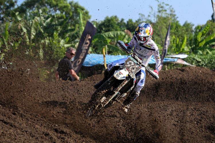 Lucas Coenen menjadi yang tercepat dalam sesi kualifikasi MX2 di Sirkuit Selaparang, Sabtu (29/6).