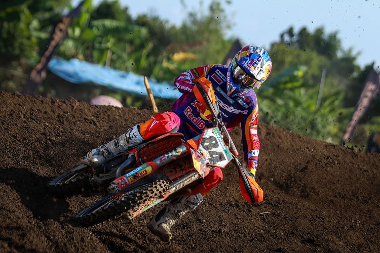 Pembalap Red Bull KTM Factory Racing Jeffrey Herlings mendominasi balapan hari pertama MXGP 2024 Seri Lombok I yang berlangsung di Sirkuit Selaparang, Mataram, Sabtu (29/6).