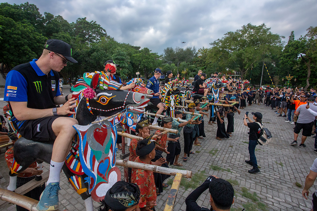 DISAMBUT HANGAT: Pembalap MXGP dibopong menggunakan praja pada kegiatan Welcoming Ceremony di Teras Udayana, Kota Mataram, kemarin (28/6). (IVAN/LOMBOK POST)
