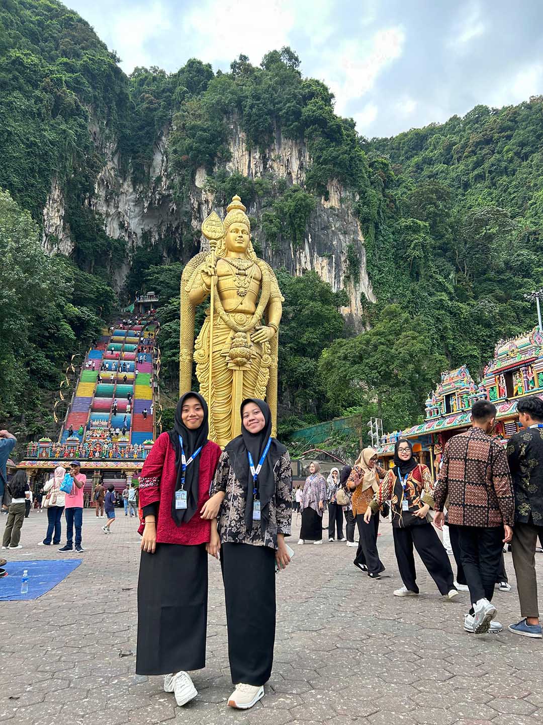 TEMPAT WISATA: Ghaitsa Lulu Al Ilma dan Muthia Fadillah Handra, siswa MAN 2 Mataram mengunjungi Batu Caves di Selangor, Kuala Lumpur pada ajang internasional IYEN. (MAN 2 MATARAM FOR LOMBOK POST)