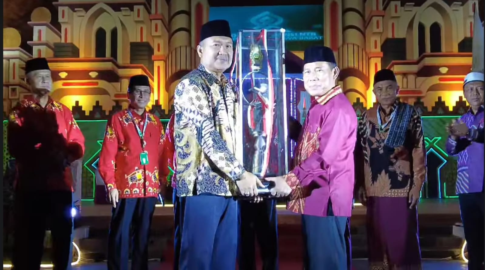Prokopim for Lombok Post SELAMAT YA: Asisten 1 Setda Loteng Lalu Wiraningsun (kiri) menerima piala juara umum MTQ XXX Tingkat Provinsi NTB yang diberikan Bupati KSB HW Musyafirin (kanan).