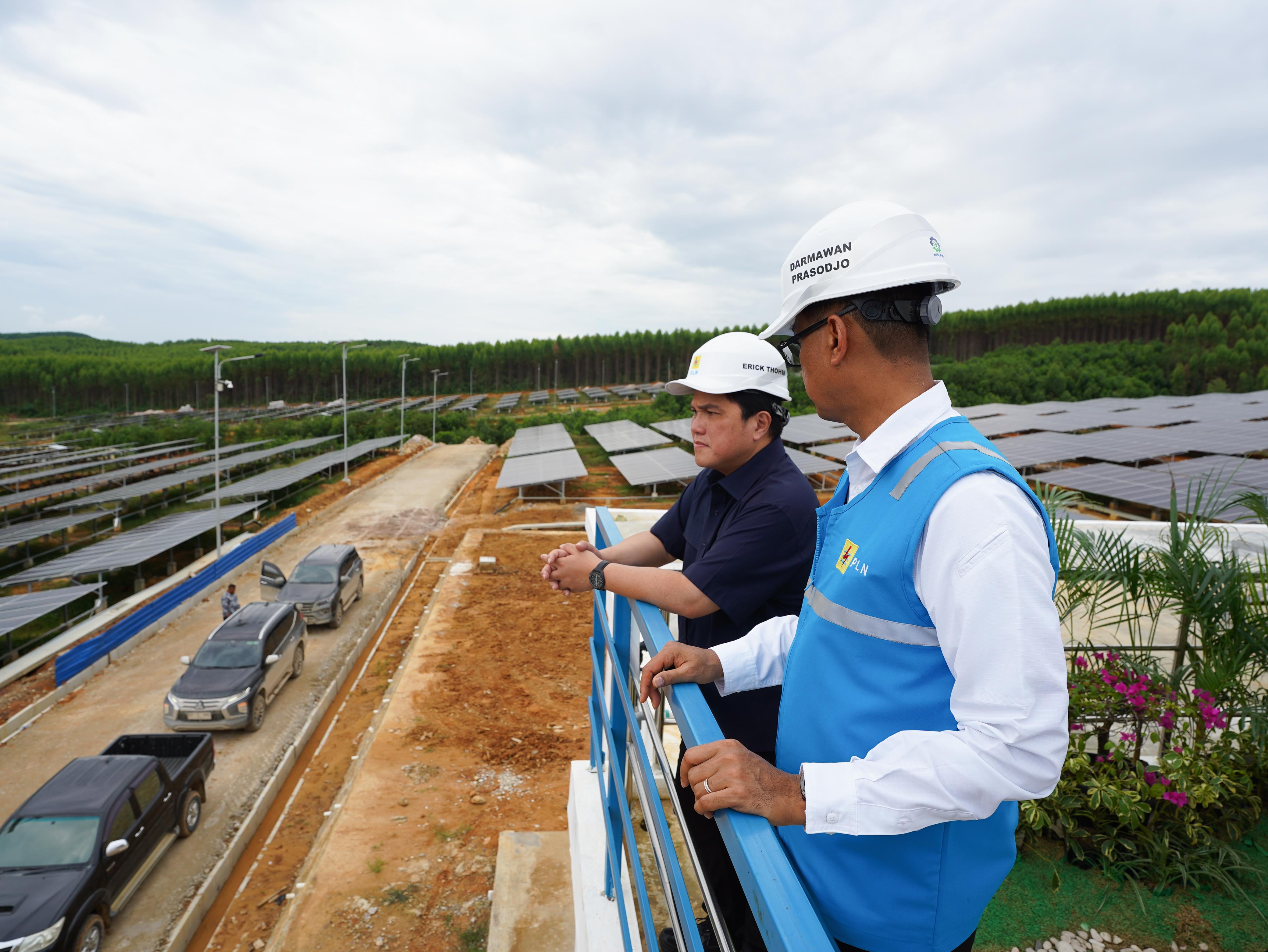 Menteri BUMN Erick Thohir didampingi Dirut PLN Darmawan Prasodjo saat meninjau PLTS IKN, Sabtu (29/6).