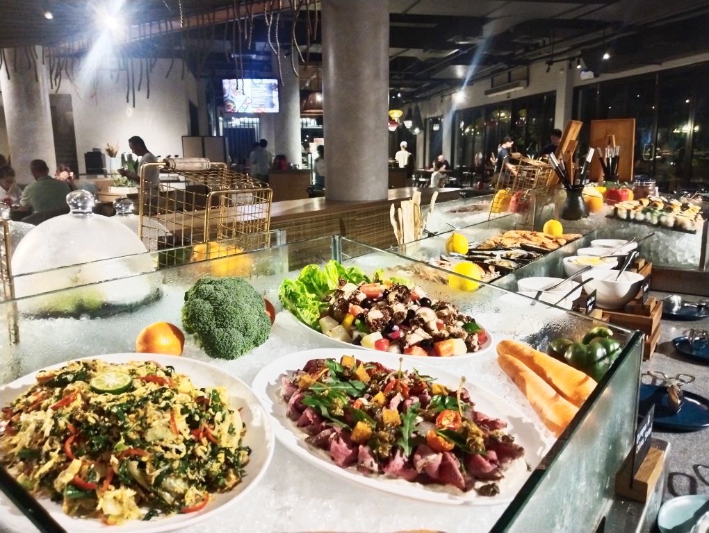 TAMPIL BEDA: Aneka menu menarik yang tersaji dalam event Feast Around The World dan BBQ Night Bash di Aer Restaurant, Lombok Merujani Mandalika Beach Resort, Sabtu (29/6) malam.