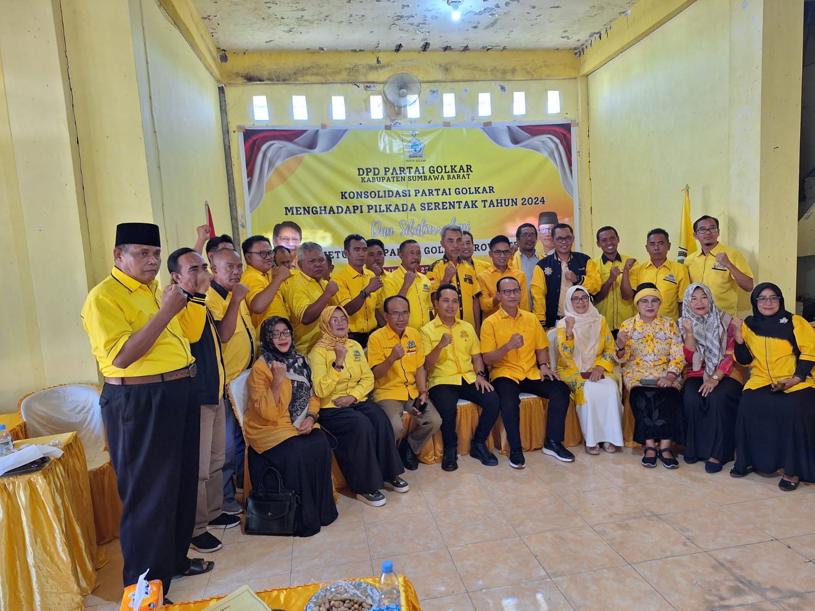 Ketua DPD I Golkar NTB H Mohan Roliskana foto bersama jajarannya di sela-sela konsolidasi partai di Taliwang, Sabtu (29/6).