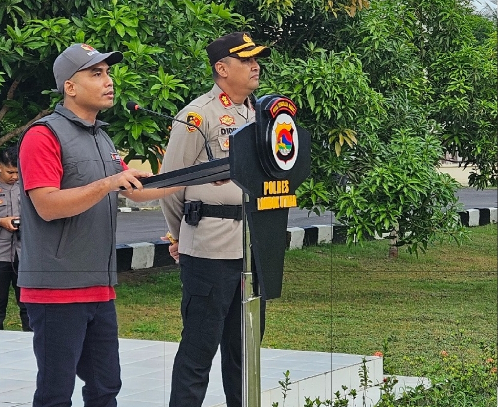KAWAL PILKADA:Ketua Bawaslu Lombok Utara Deni Hartawan (kiri)  bersama Kapolres Lombok Utara AKBP Didik Putra Kuncoro saat mempersiapkan pasukan pada gelaran Pileg 2024 lalu.(BAWASLU FOR LOMBOK POST)