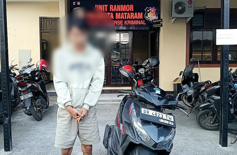 DITANGKAP: MA alias Angger, warga Ampenan ditangkap karena mencuri motor mahasiswa yang tinggal di rumah kos milik orang tuanya, Sabtu (29/6).(TONI/LOMBOK POST)