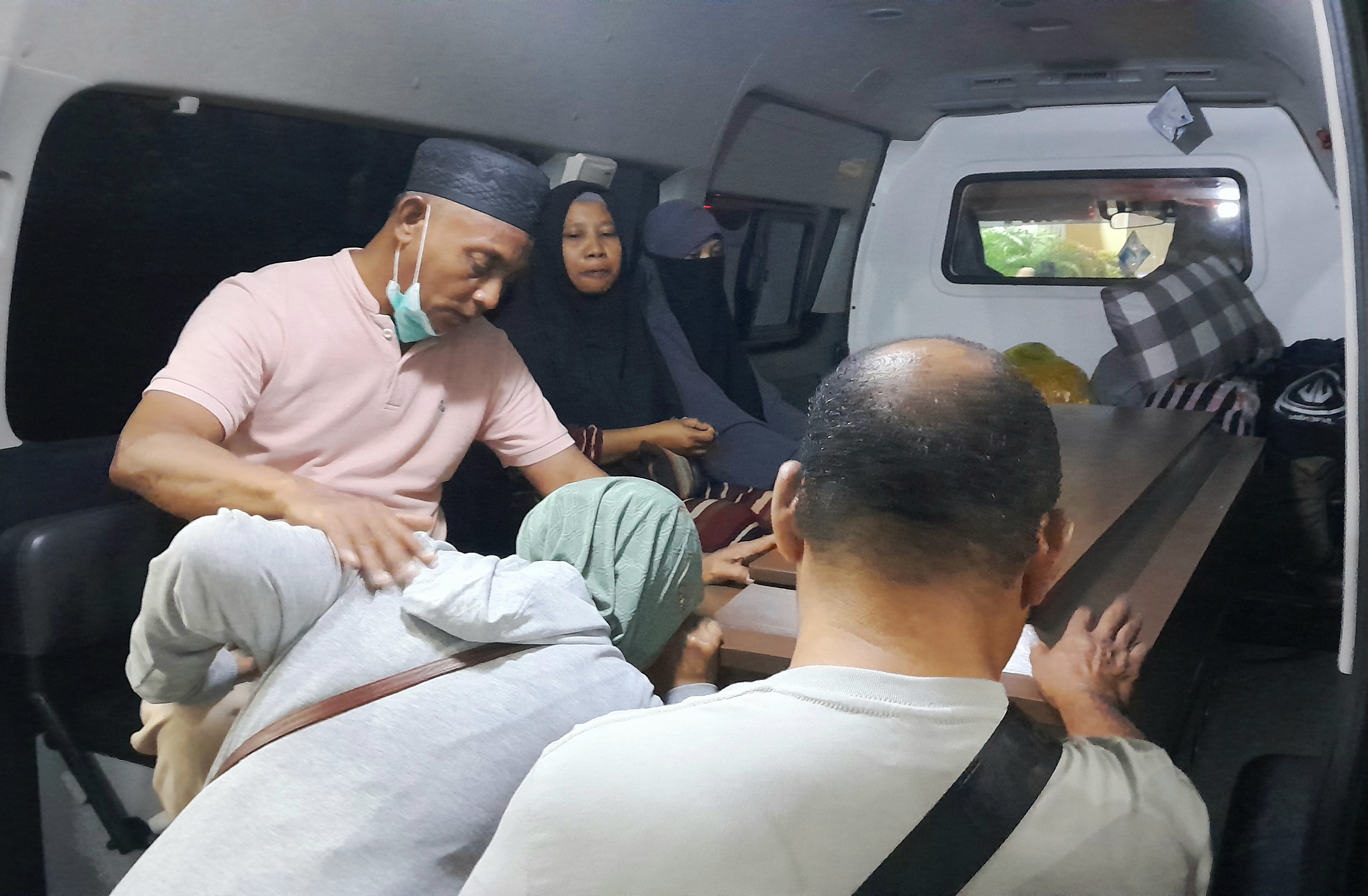 DIPULANGKAN: Jenazah Nurul Izzati, santriwati Ponpes Al-Aziziyah Kapek Gunungsari Lombok Barat dipulangkan ke kampung halamannya untuk dimakamkan setelah dilakukan otopsi.(TONI/LOMBOK POST)