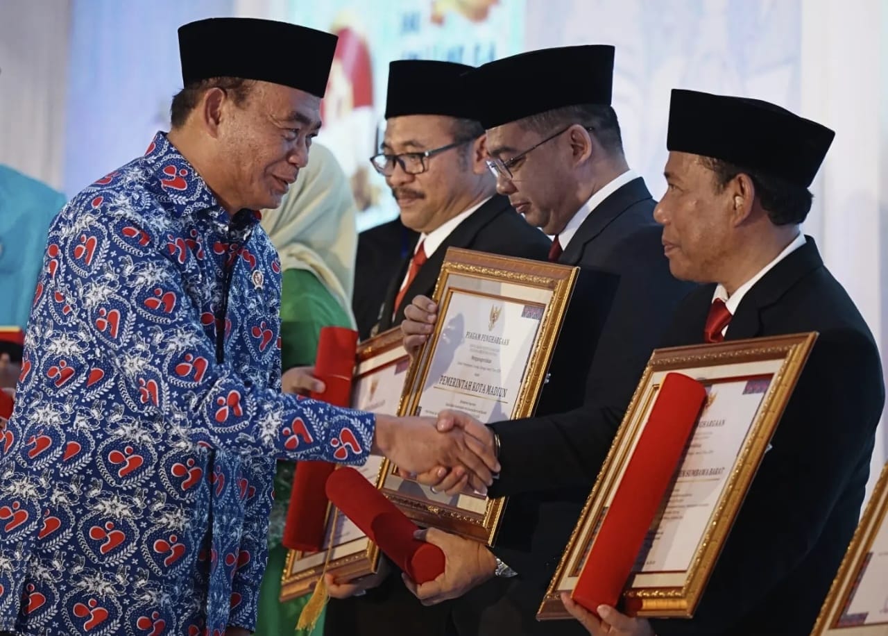 RAIH PENGHARGAAN: Bupati Sumbawa Barat HW Musyafirin saat menerima tanda kehormatan Satyalencana Wira Karya dari Menko PMK Muhadjir Efendy pada puncak Harganas ke-31 di Semarang, Jawa Tengah, Sabtu (2