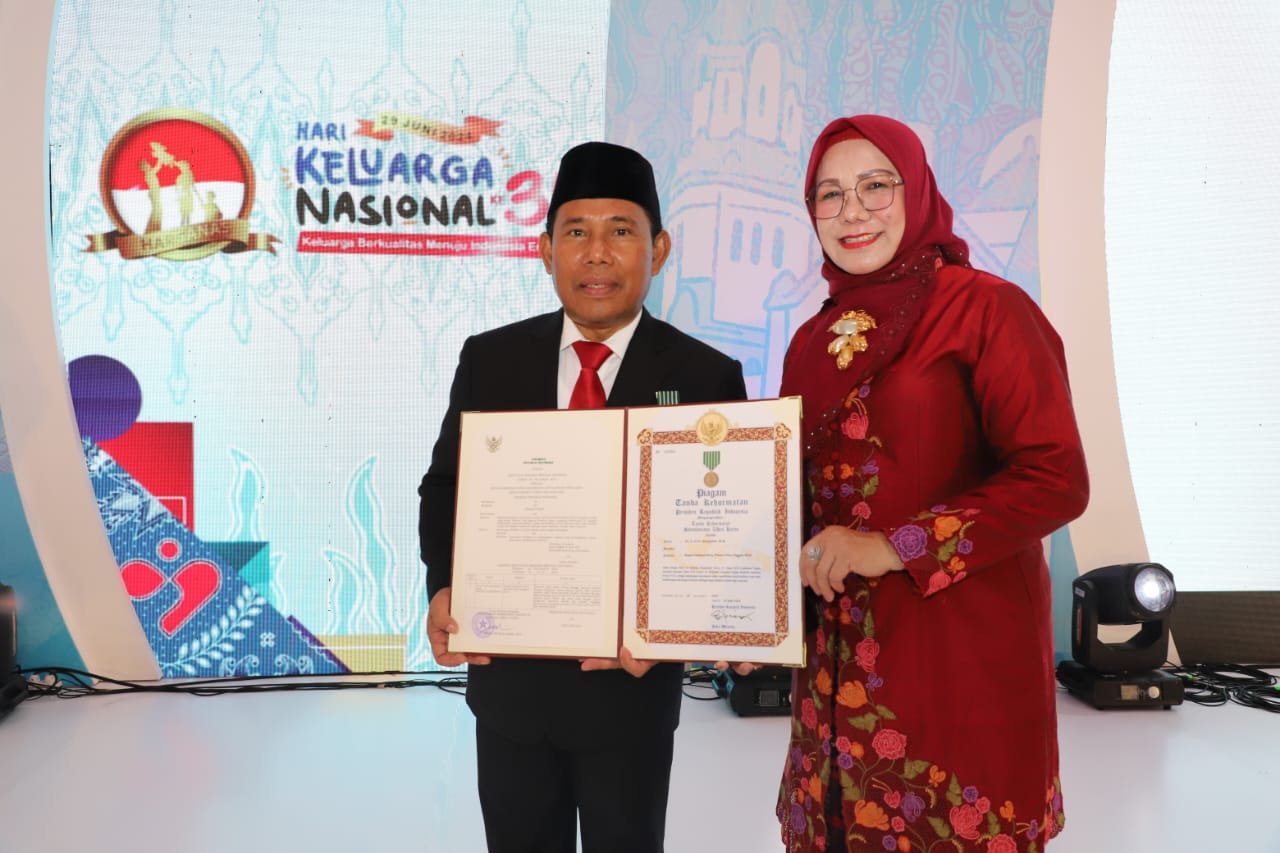 KOMPAK: HW Musyafirin didampingi istri Hj Hanipah usai menerima tanda penghargaan Satyalencana Wira Karya.