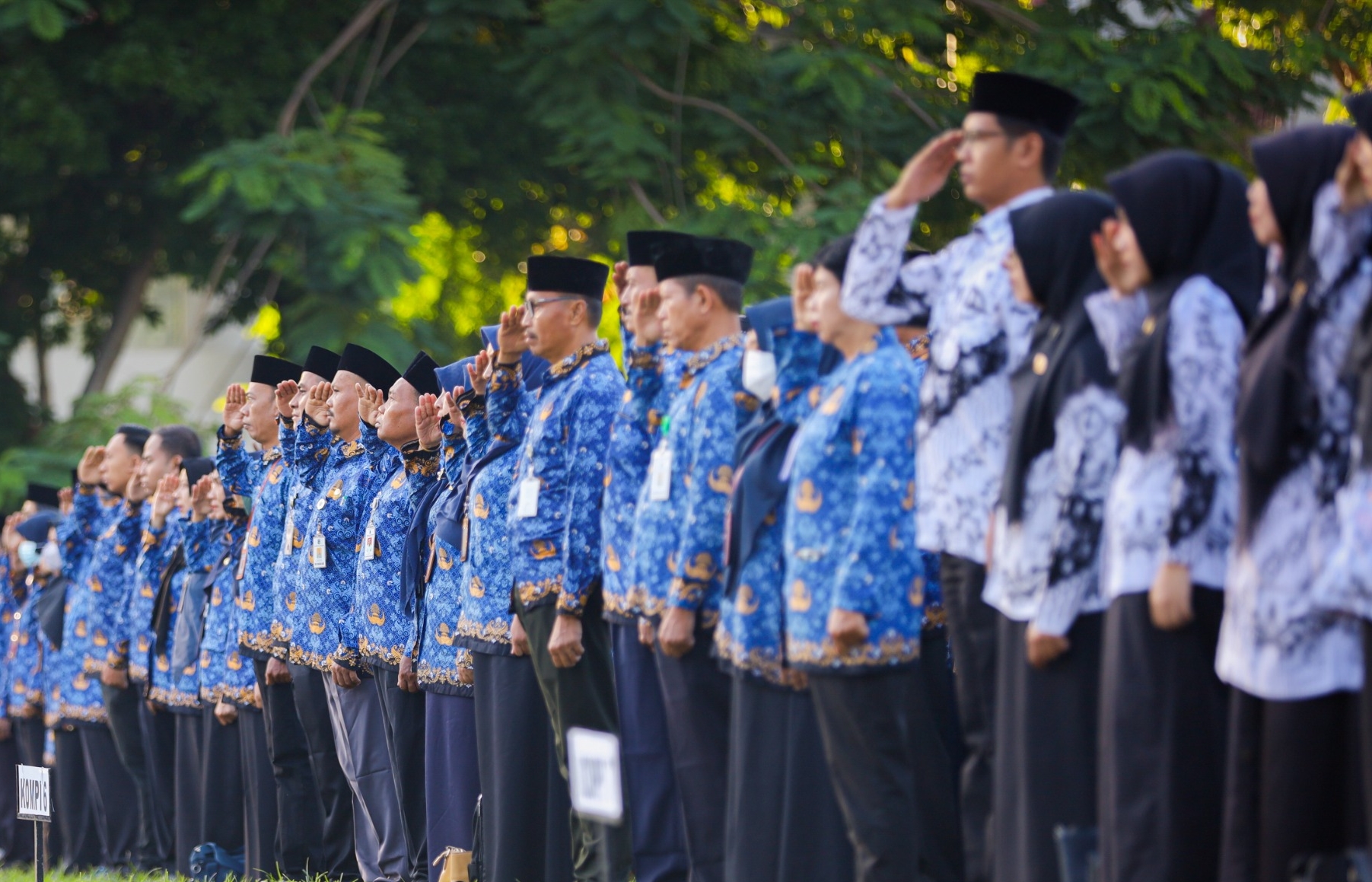 DISIPLIN: Sejumlah pegawai Pemkot mengikuti kegiatan upacara bendera di Taman Sangkareang, beberapa waktu lalu. (HARLI/LOMBOK POST)