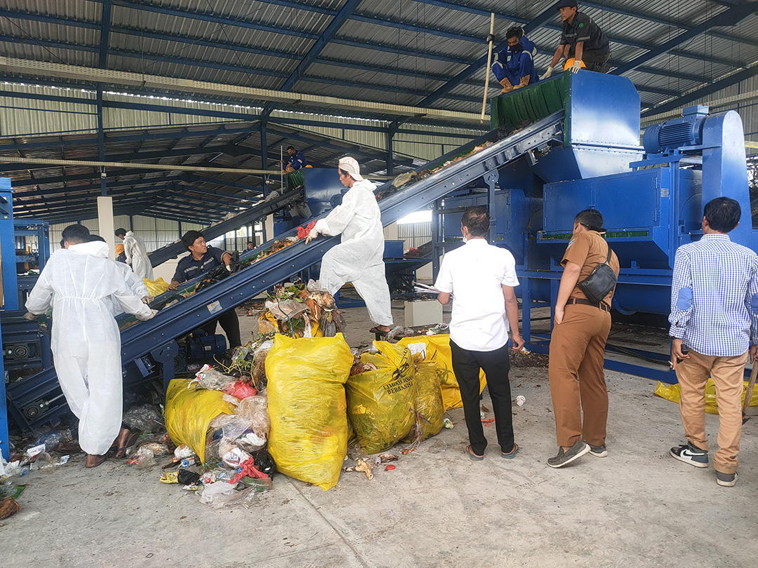 BEKERJA MAKSIMAL: Petugas TPST Sandubaya Mataram memilah sejumlah sampah untuk diolah menjadi barang yang lebih berguna, beberapa waktu lalu. (HARLI/LOMBOK POST)