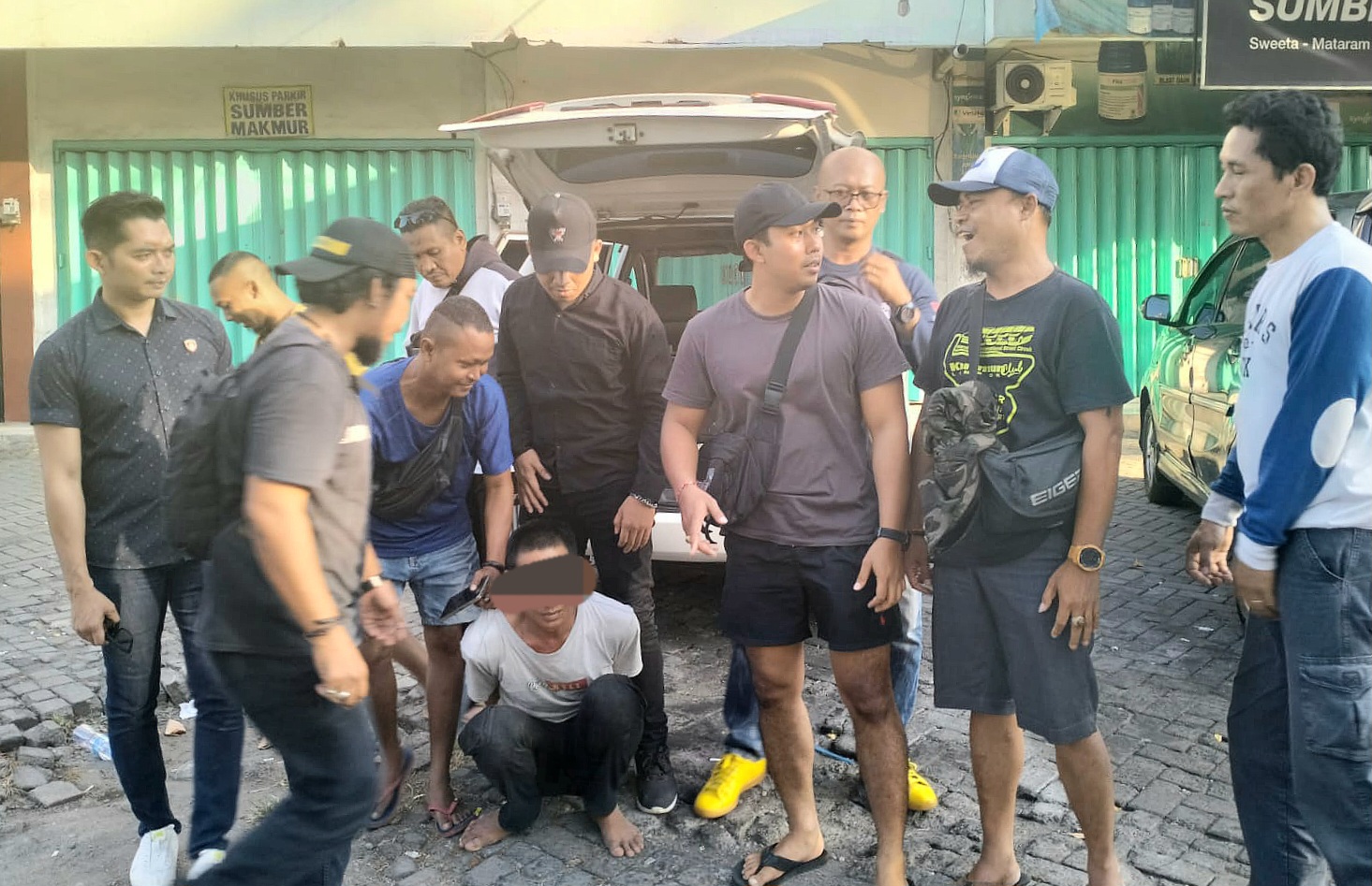 AKHIRNYA TERTANGKAP: Tahanan kasus pencurian Zainal yang sempat kabur kini sudah ditahan tim gabungan Polresta Mataram dan Kejari Mataram, Sabtu (29/6).