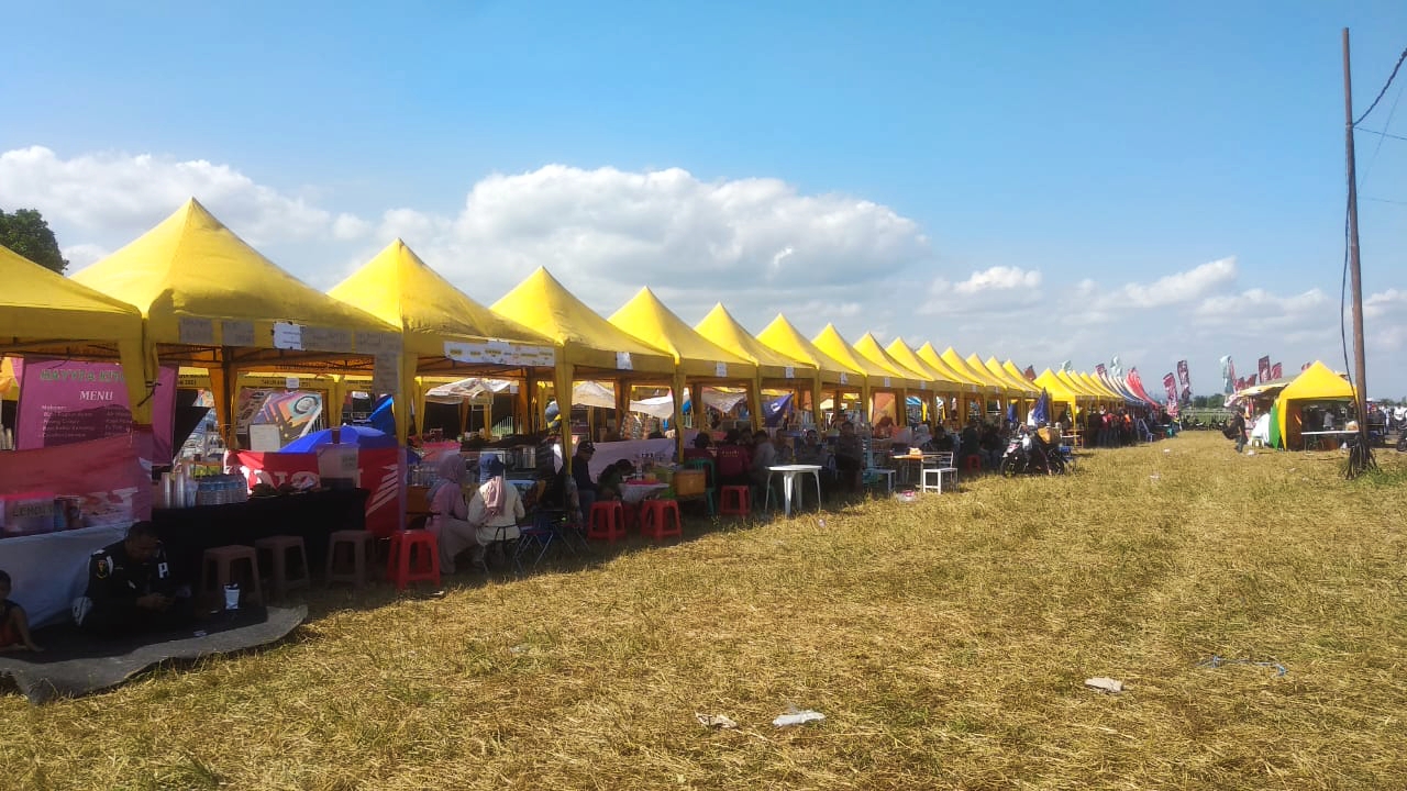 MERIAHKAN MXGP: Deretan stan UMKM NTB yang terlibat memeriahkan gelaran MXGP, di Sirkuit Eks Bandara Selaparang, kemarin (30/6).(IST/LOMBOK POST)