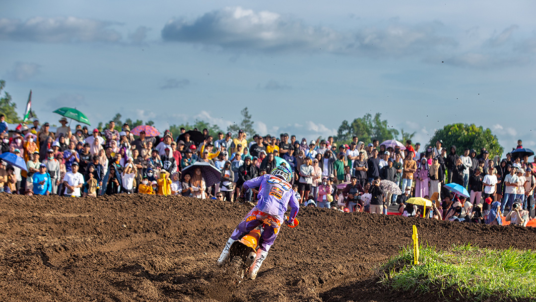 PUKAU PENONTON: Ratusan penonton menyaksikan langsung laga pembalap favorit mereka, di seri pertama MXGP Indonesia 2024 di sirkuit eks Bandara Selaparang, Minggu (30/6).   (IVAN/LOMBOK POST)