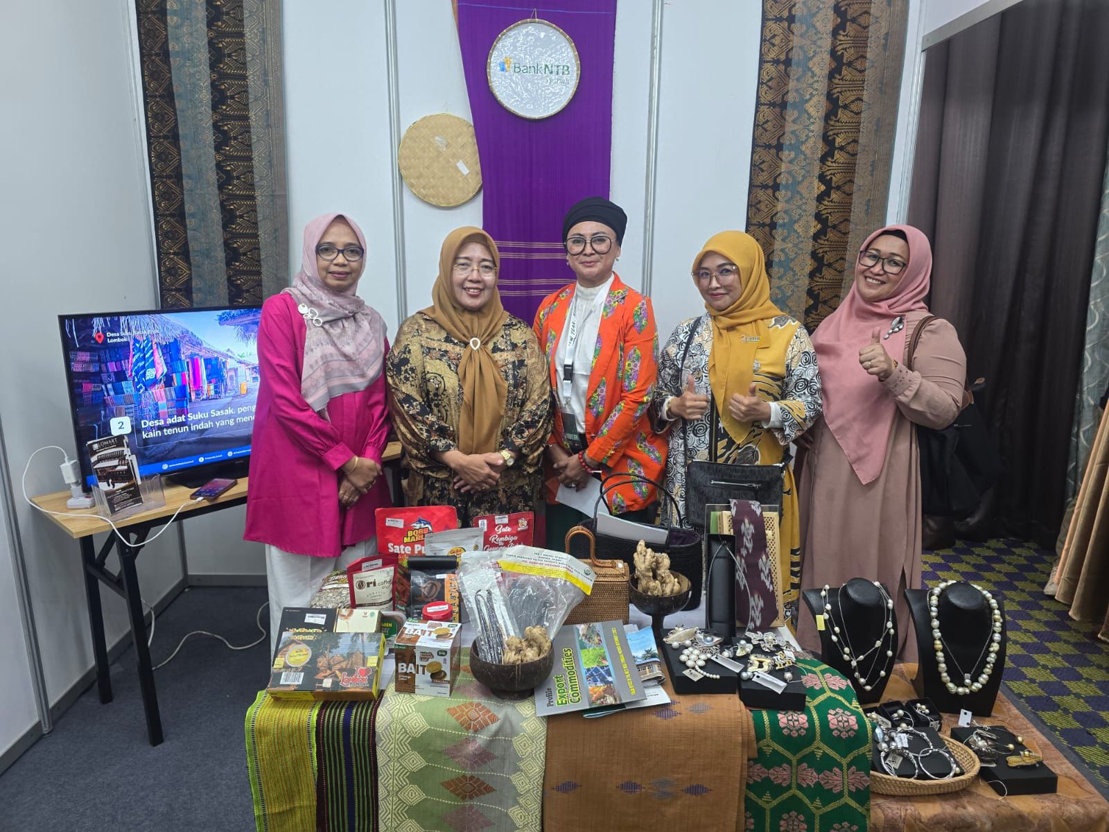 Kadisdag NTB Baiq Nelly Yuniarti, Wakil Ketua Dekranasda NTB Hj Lale Prayatni Gita Ariadi saat mengikuti Indonesia Halal Expo di Brunei Darussalam.