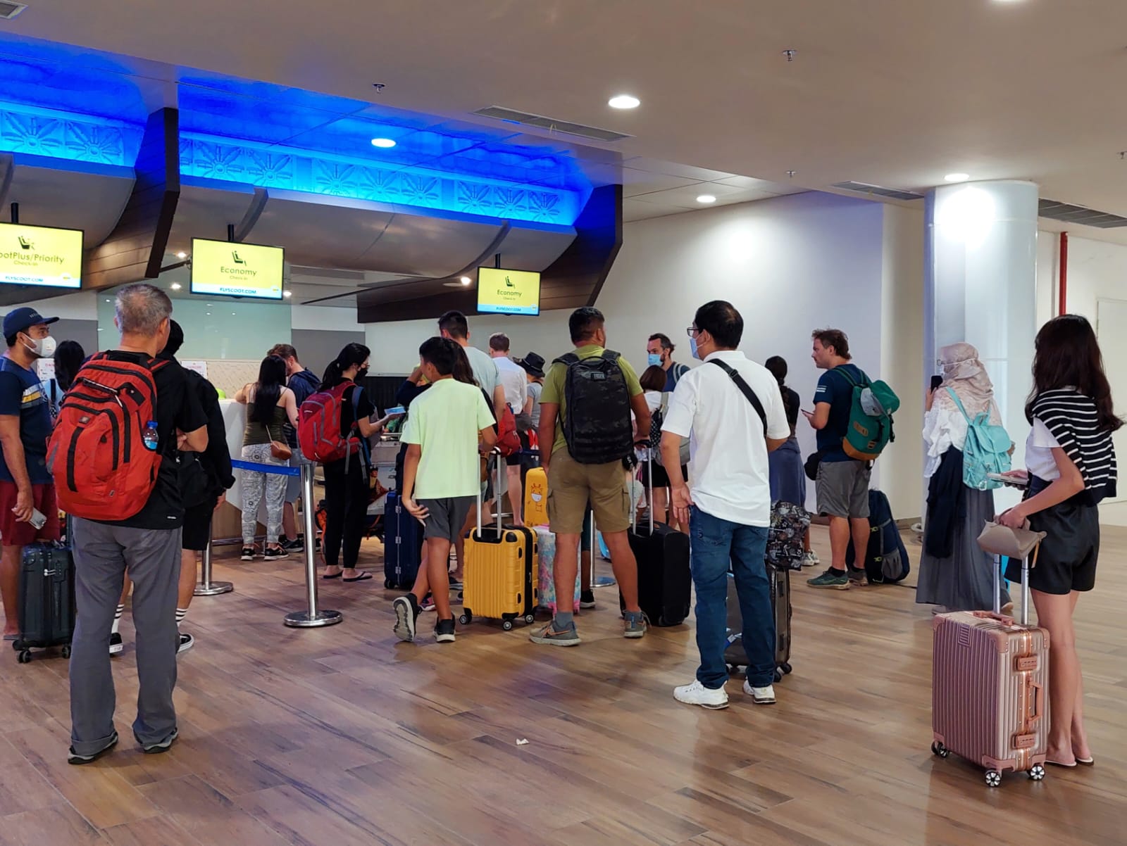 RUTE BARU: Sejumlah calon penumpang check in di Bandara Internasional Zainuddin Abdul Madjid, Loteng, belum lama ini. (Dewi/Lombok Post)