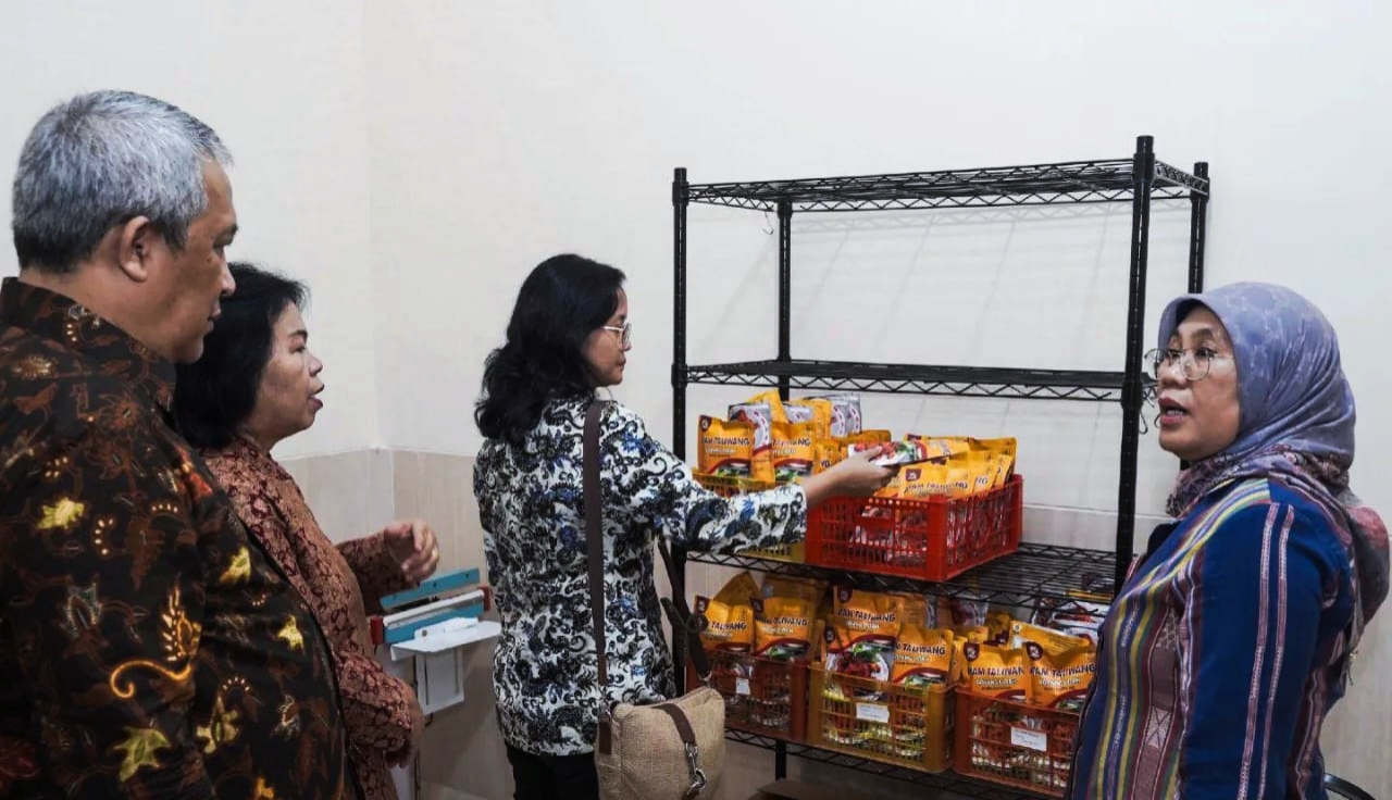 KUNJUNGAN: Dirjen IKMA Kemenperin NTB Reni Yanita (kanan) bersama rombongan saat mengunjungi salah satu IKM NTB, Sabtu (29/6). (IST/LOMBOK POST)
