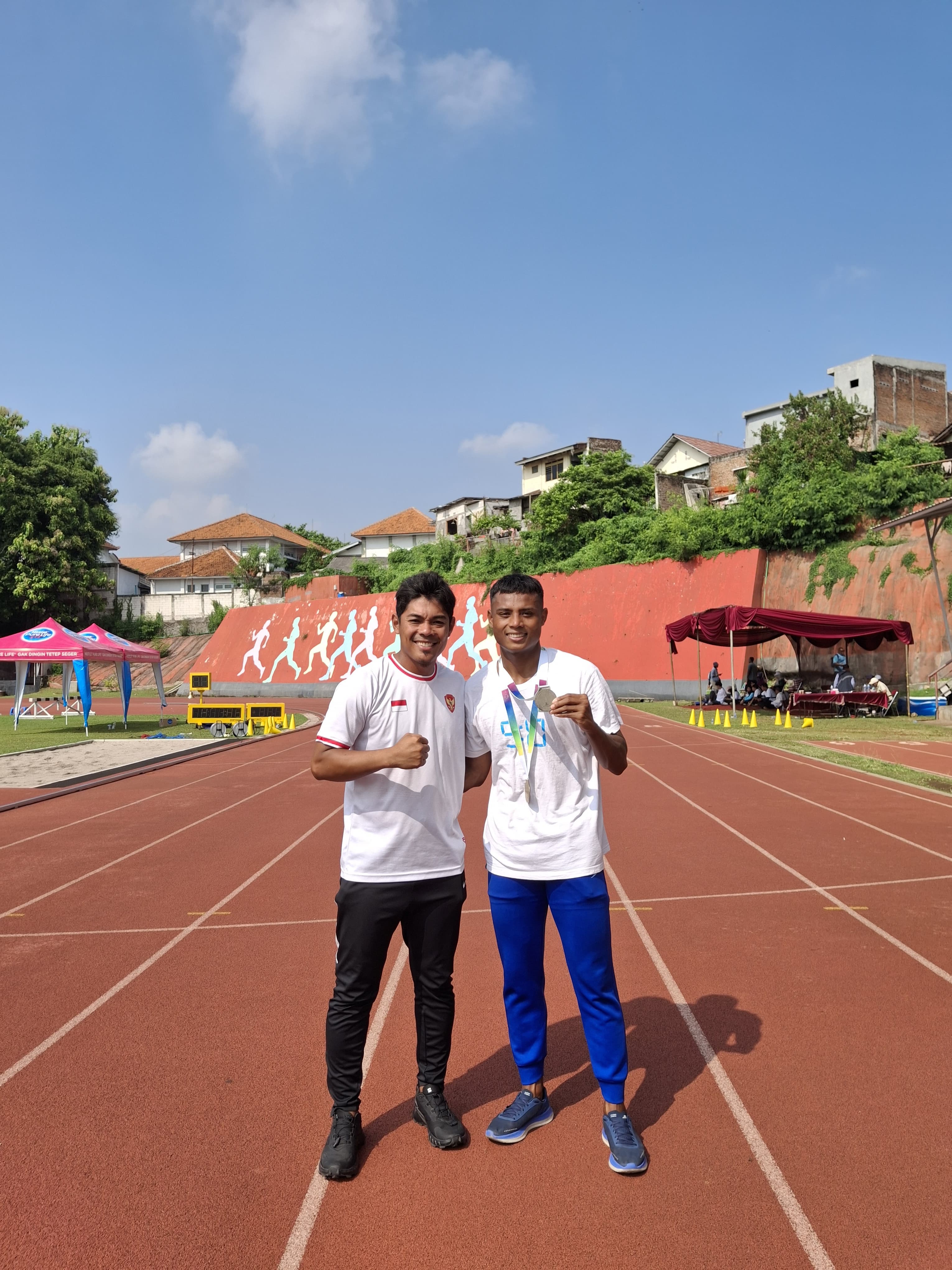 LEBIH BAIK: Mirawan (kanan) meraih medali perak di Kejurnas Atletik Jateng Open 2024, Sabtu (29/6). (FADLIN FOR LOMBOK POST)