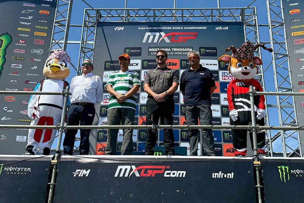 Chairman MXGP Indonesia 2024 Dr Zulkiefilmansyah (dua dari kiri) saat pembukaan race pertama MXGP di Sirkuit Selaparang, Kota Mataram.