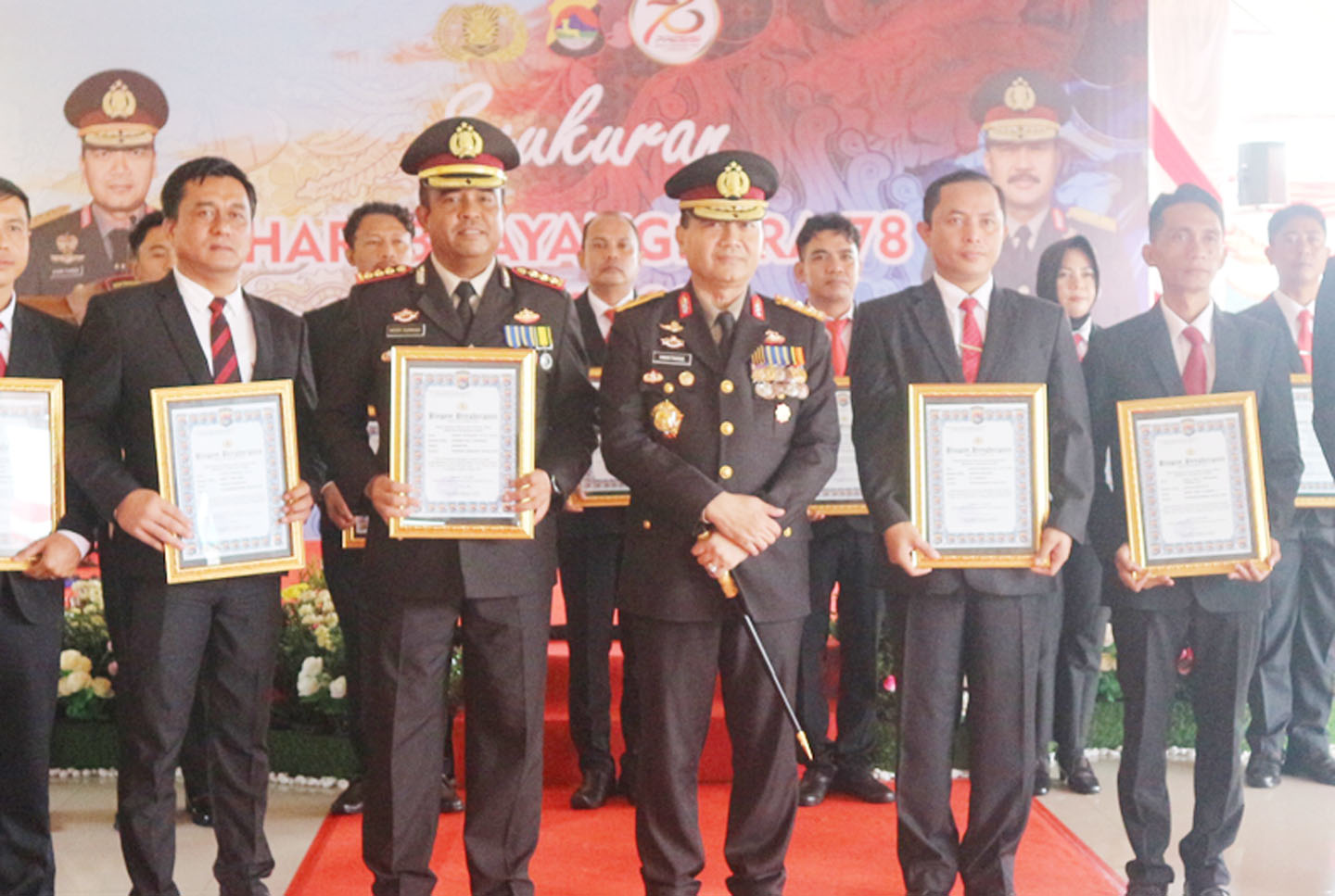 Kapolda NTB Irjen Umar Faroq (tengah) foto bersama Dirresnarkoba Kombespol Deddy Supriadi (dua dari kiri) dan jajarannya, usai pemberian piagam penghargaan.