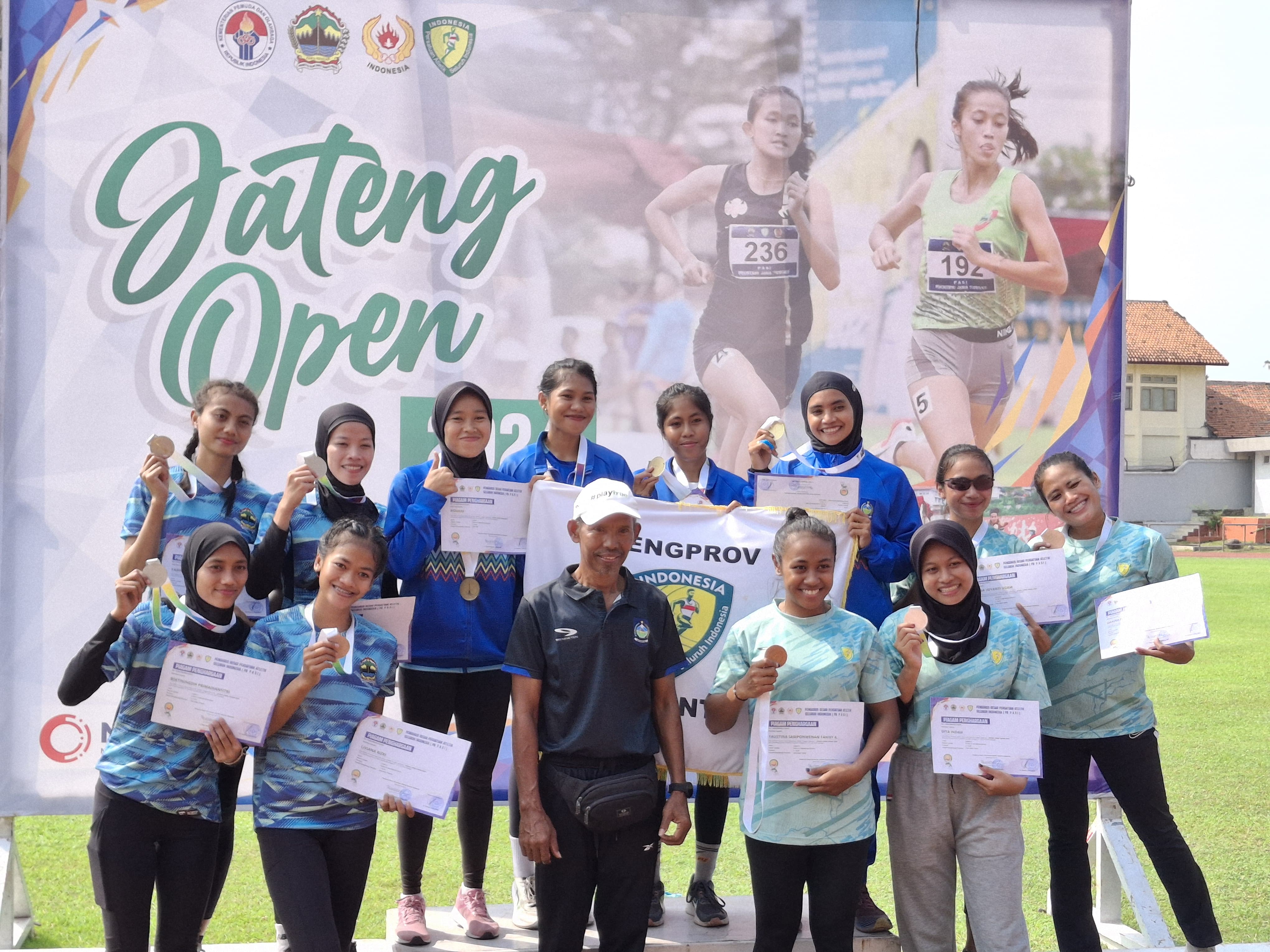 HASIL MAKSIMAL: Tim estafet putri NTB berhasil meraih medali emas nomor 4x400 meter dalam Kejurnas Atletik Jateng Open 2024, belum lama ini. (PASI NTB FOR LOMBOK POST)
