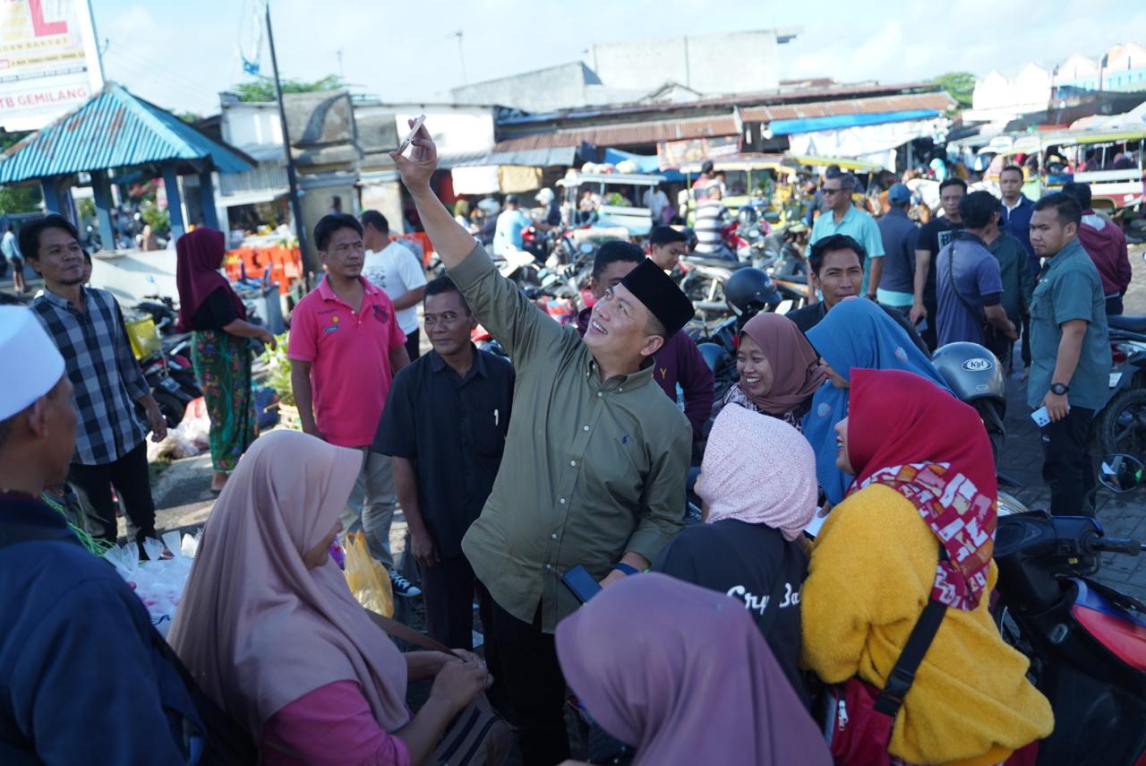 Harapan Baru : Bakal Calon Gubernur NTB Lalu Muhammad Iqbal melayani foto bersama ibu-ibu di Pasar Kediri Lombok Barat.