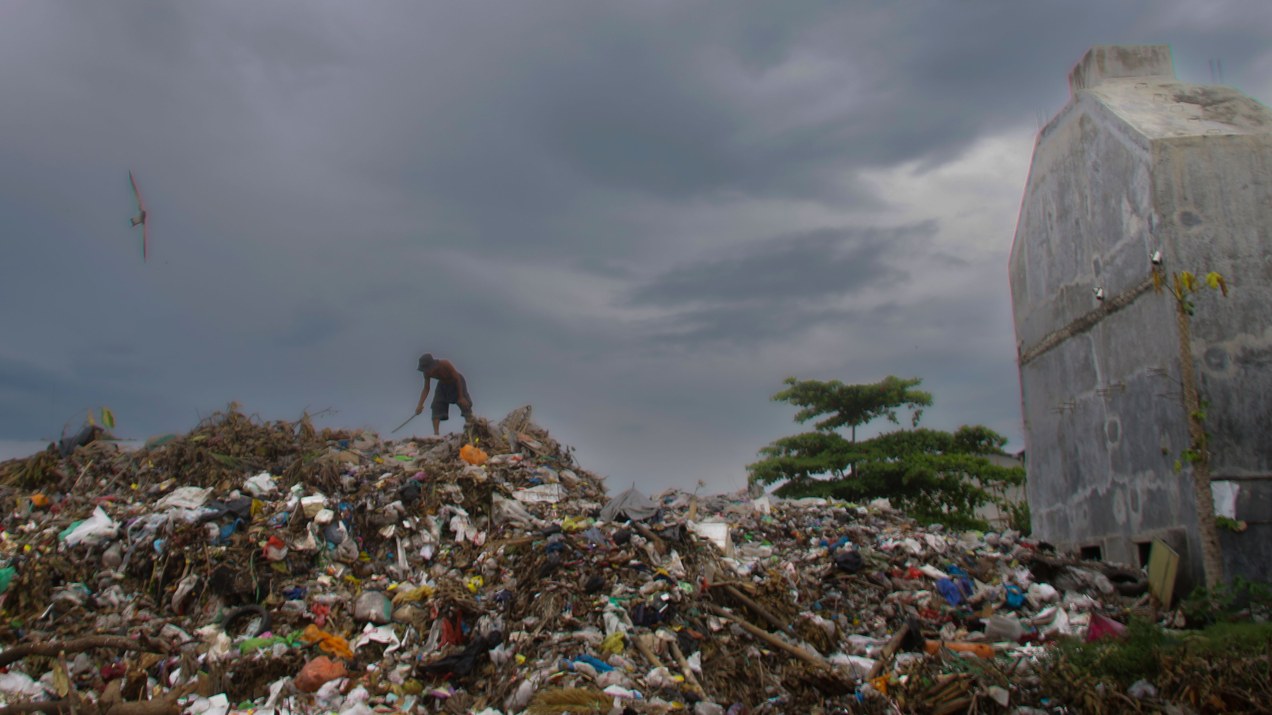 ANTISIPASI SAMPAH MENGGUNUNG: Seorang pemulung memilah sampah yang menggunung di TPS Sandubaya, kemarin (1/7).  (IVAN/LOMBOK POST )