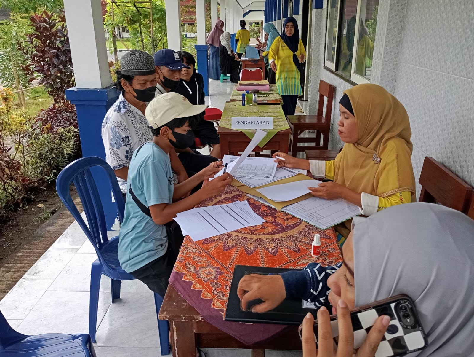 JALUR ZONASI: Sejumlah orang tua mendampingi anaknya daftar sekolah melalui jalur zonasi di SMPN 23 Mataram, kemarin.(ROJAI/LOMBOK POST)