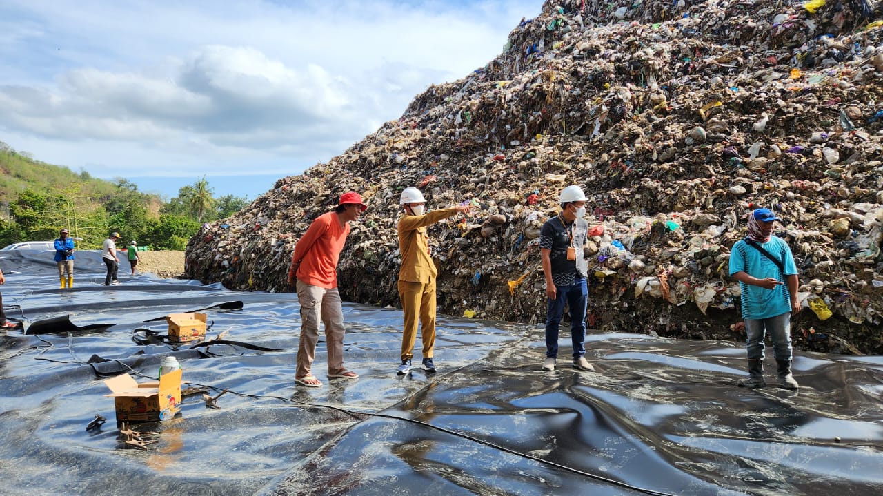 JAGA-JAGA: Proses pemasangan Geomembran di area landfill 2 TPAR Kebon Kongok, Lombok Barat, Selasa (2/7). (DINAS LHK NTB FOR LOMBOK POST)
