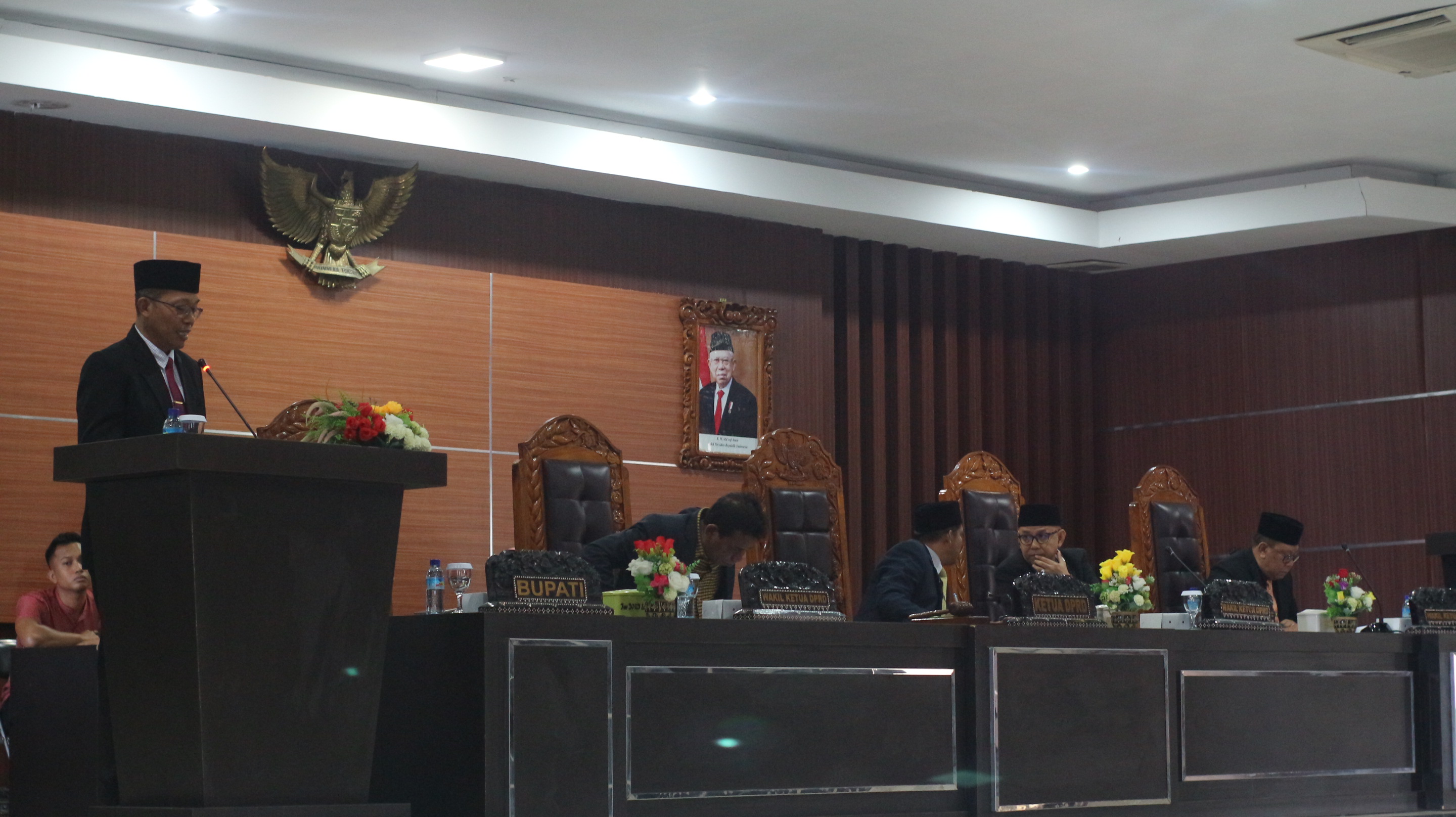 RAPAT PARIPURNA: PJ Bupati Lombok Timur (Lotim) H M Juaini Taofik saat melaporkan pertanggungjawaban APBD tahun 2023 dan Rencana RPJPD Lotim tahun 2025-2045. (SUPARDI/LOMBOK POST)
