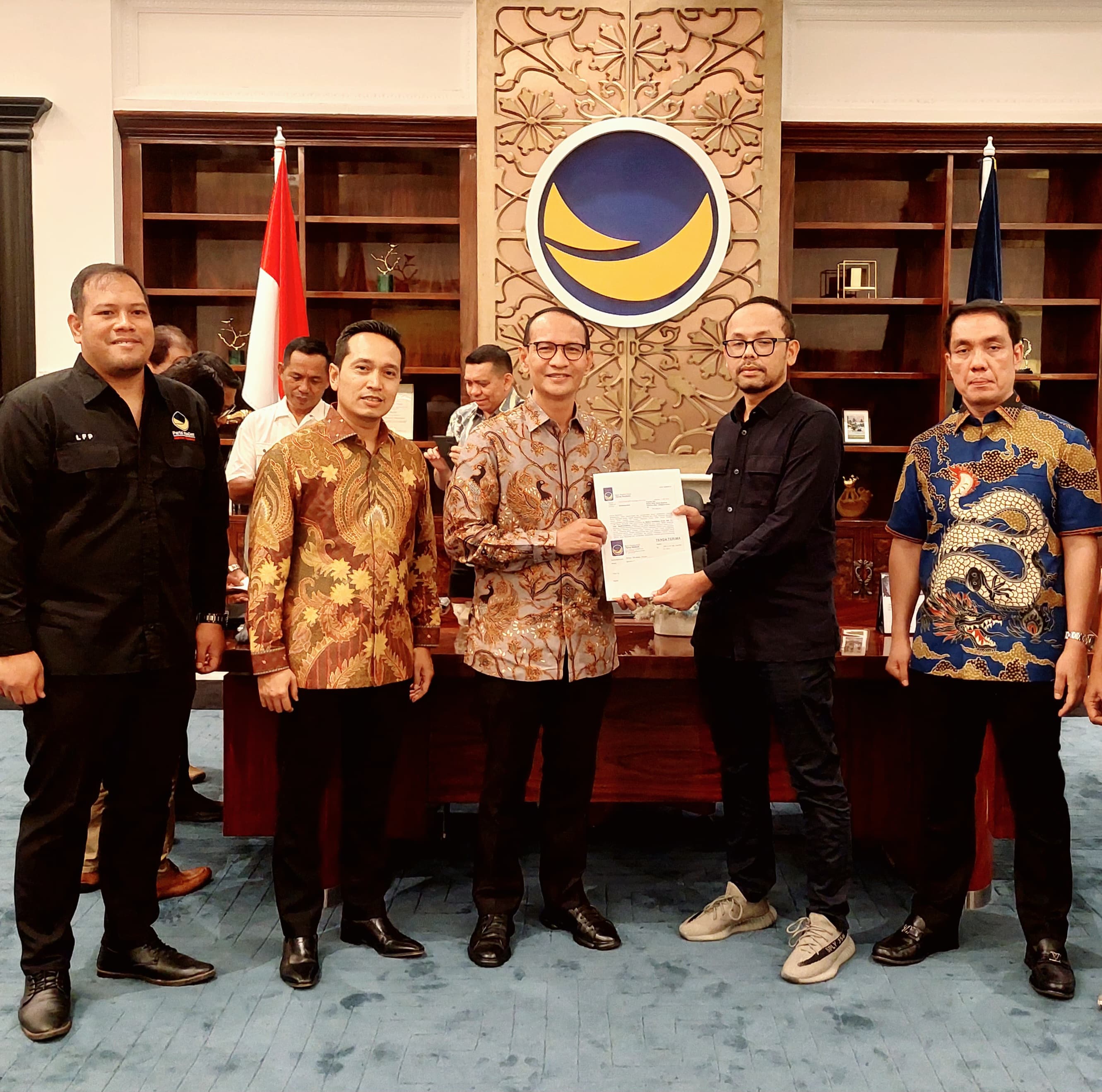 Wasekjen DPP Nasdem Jakfar Sidik menyerahkan rekomendasi dukungan Partai Nasdem kepada H Mohan Roliskana  di Kantor DPP Nasdem, Jakarta, Selasa (2/7)