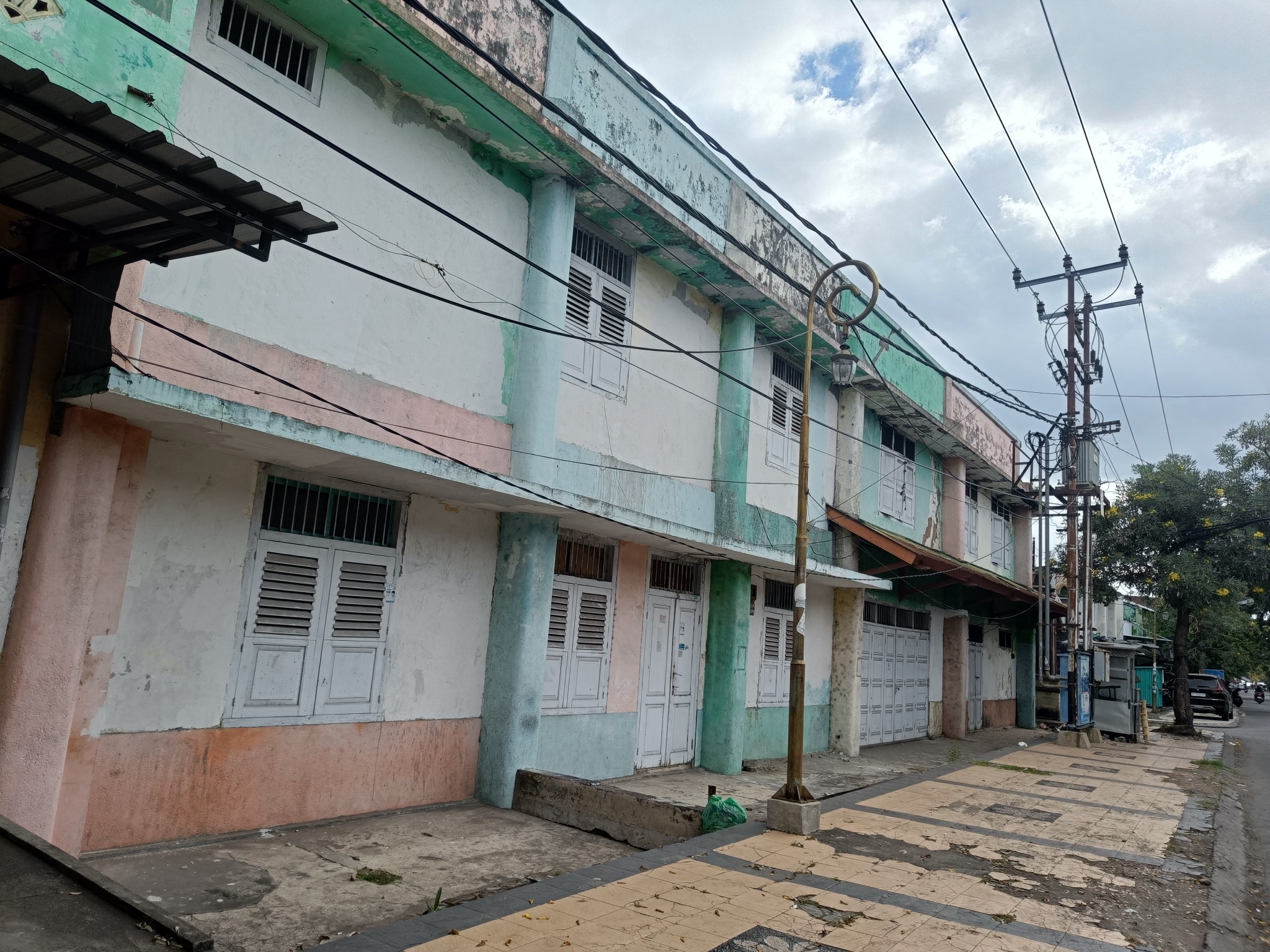 BELUM BERUBAH: Bangunan Kota Tua Ampenan di jalan Pabean masih memperlihatkan warna aslinya.  (ZAD/LOMBOK POST)