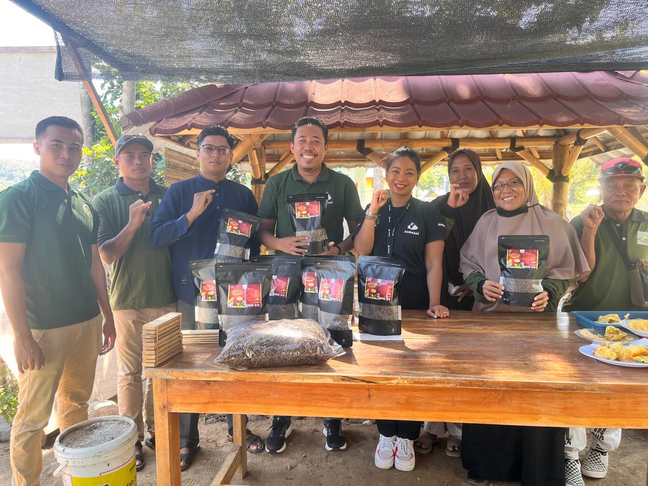 Ekonomi: Maggot jadi yang dihasilkan kelompok masyarakat Desa Sekongkang Atas, Kecamatan Sekongkang.(FARUK/LOMBOK POST)
