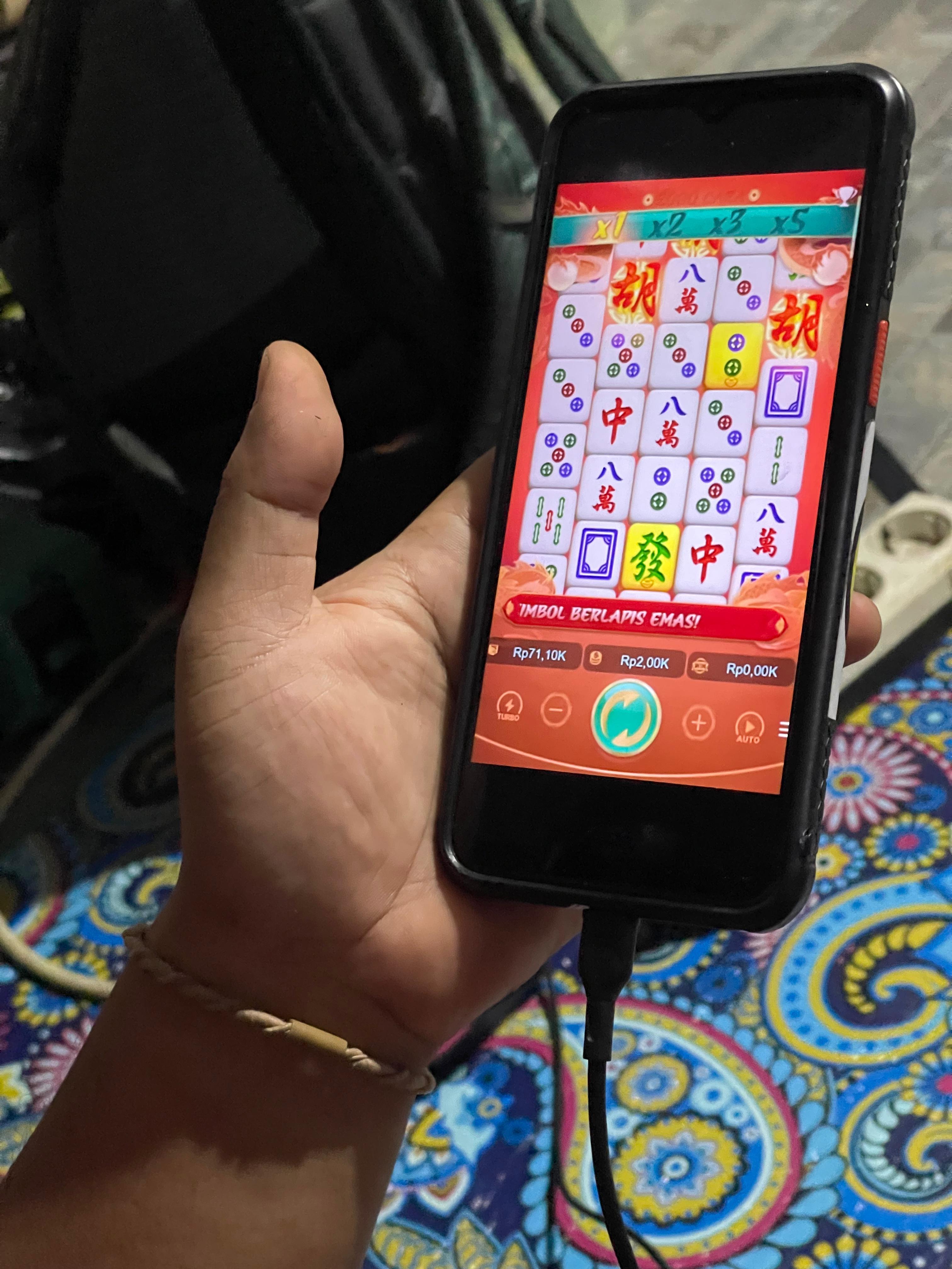 MUDAH DIAKSES: Aplikasi judi online sangat mudah diakses dimana pun dan kapanpun, membuat mereka tergiur untuk memainkannya.(IVAN/LOMBOK POST)