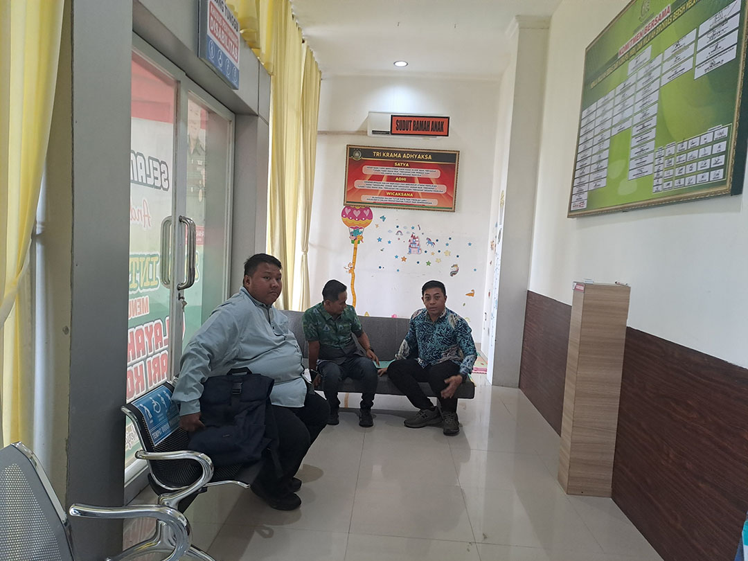 DIPERIKSA: Jajaran Direksi BSI Bima Soetta 2 sedang berada di ruang tunggu Kejari Bima, kemarin (3/7). Mereka diperiksa sebagai saksi dalam kasus korupsi dana KUR BSI. (FIRMAN/LOMBOK POST)