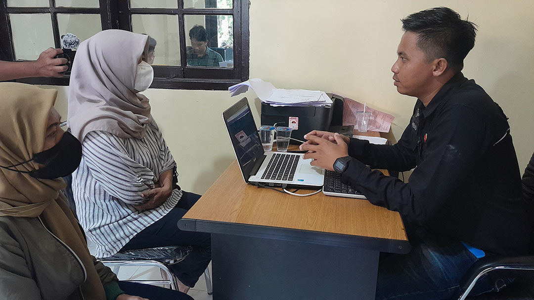 DIBEBASKAN: BW (baju kemeja garis) saat dimintai keterangan penyidik Unit Ranmor Satreskrim Polresta Mataram belum lama ini. (TONI/LOMBOK POST)