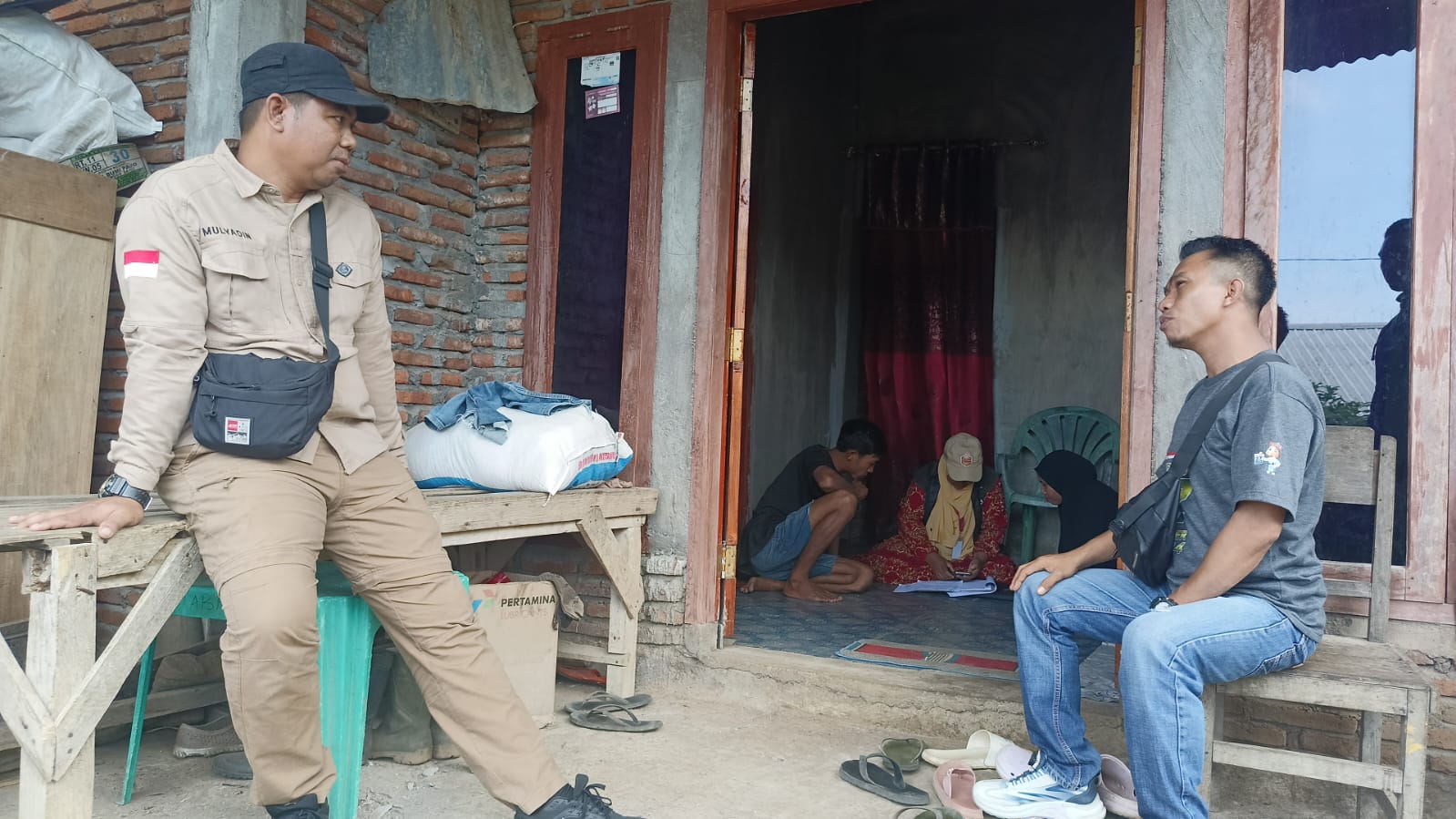 PANTAU: Koordinator Divisi Pencegahan Parmas dan Humas Bawaslu Kabupaten Bima Mulyadin memantau proses coklit, beberapa hari lalu. (BAWASLU BIMA FOR LOMBOK POST)