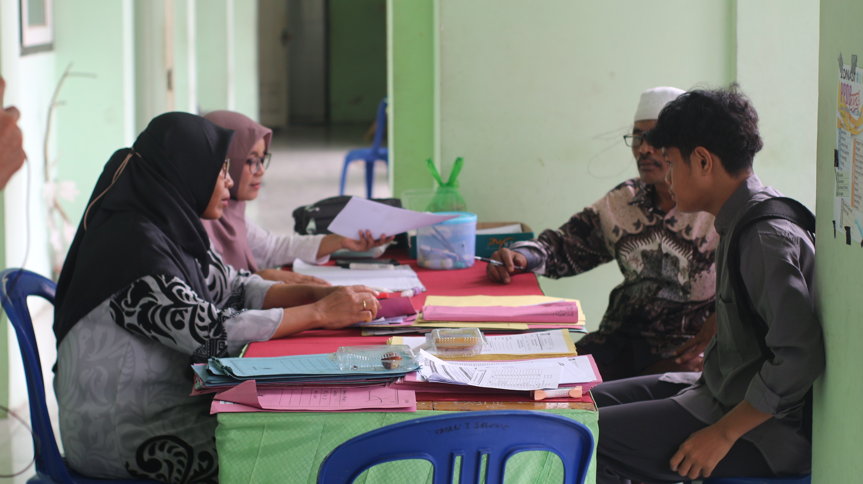 DAFTAR: Dua orang siswa yang didampingi orang tuanya saat mendaftar di SMAN 3 Selong melalui jalur Zonasi.(SUPARDI/LOMBOK POST)