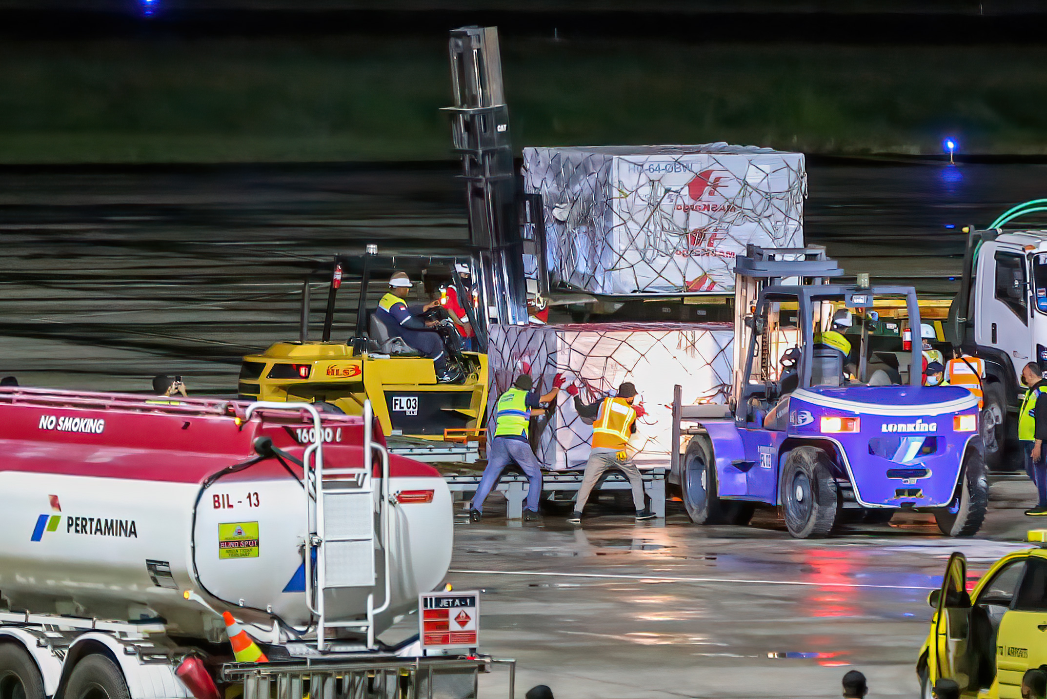 TERTIB ADMINISTRASI: Seluruh logistik dari Dorna Sports untuk keperluan ajang MotoGP yang akan berlangsung di Pertamina Mandalika International Circuit. (IVAN/LOMBOK POST )