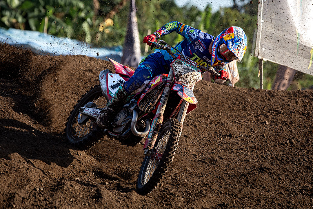 BALAPAN: Seorang pembalap MXGP beraksi di Sirkuit Eks Bandara Selaparang, akhir pekan lalu.(IVAN/LOMBOK POST)