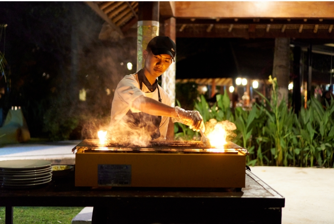COOK LIVE: Seorang koki sedang memasak menu  barbeque di Holiday Resort Lombok.