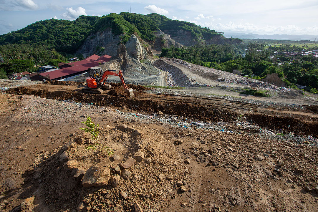 BERFUNGSI KEMBALI: Gunung sampah di TPA kebong Kongok. Saat ini sudah dilakukan perluasan landfill pembuangan sampah yang baru.(IVAN/LOMBOK POST)