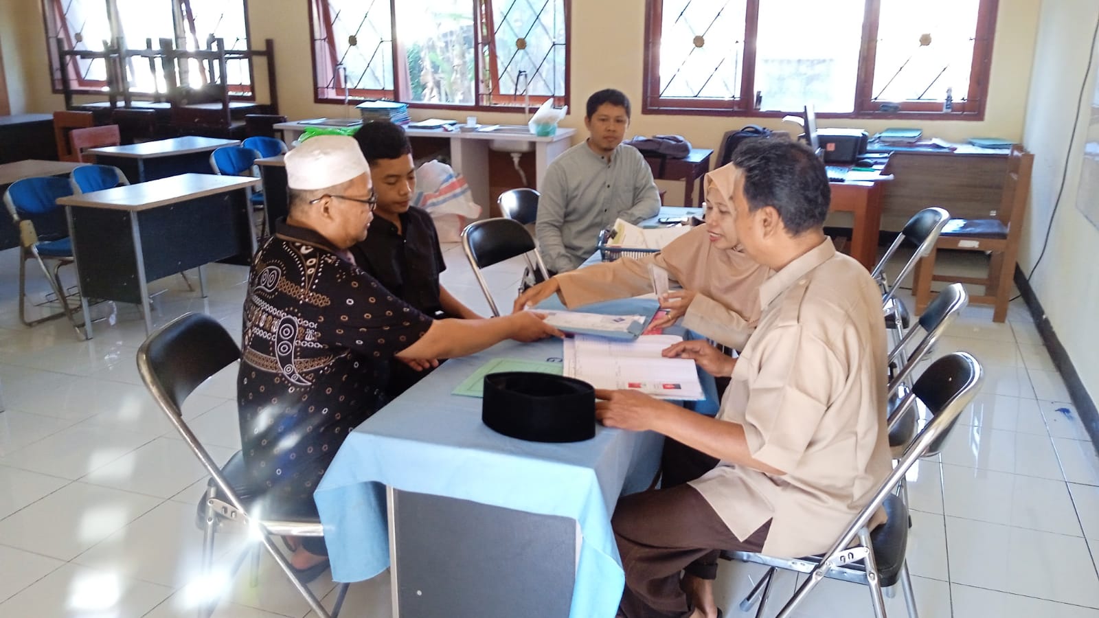 PENDAFTAR MENINGKAT: Calon siswa baru didampingi orang tuanya mendaftar di MAN Lobar, belum lama ini.(MAN LOBAR FOR LOMBOK POST)