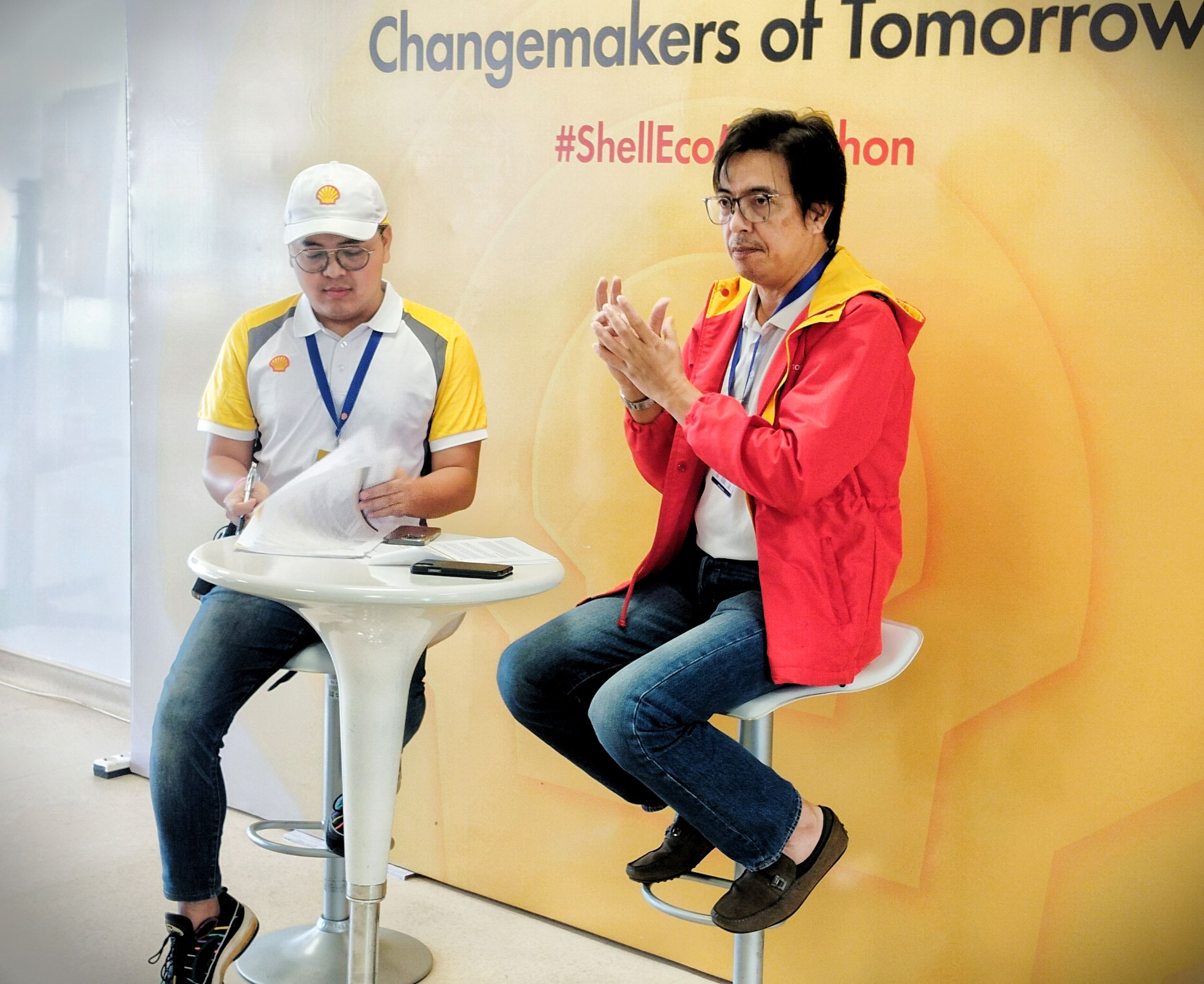 Direktur PT Shell Indonesia Andri Pratiwa (kanan) memproyeksikan Pabrik Manufaktur Gemuk produksi 12 kiloton per tahun di Indonesia, di Sirkuit Internasional Mandalika, Jumat (5/7)