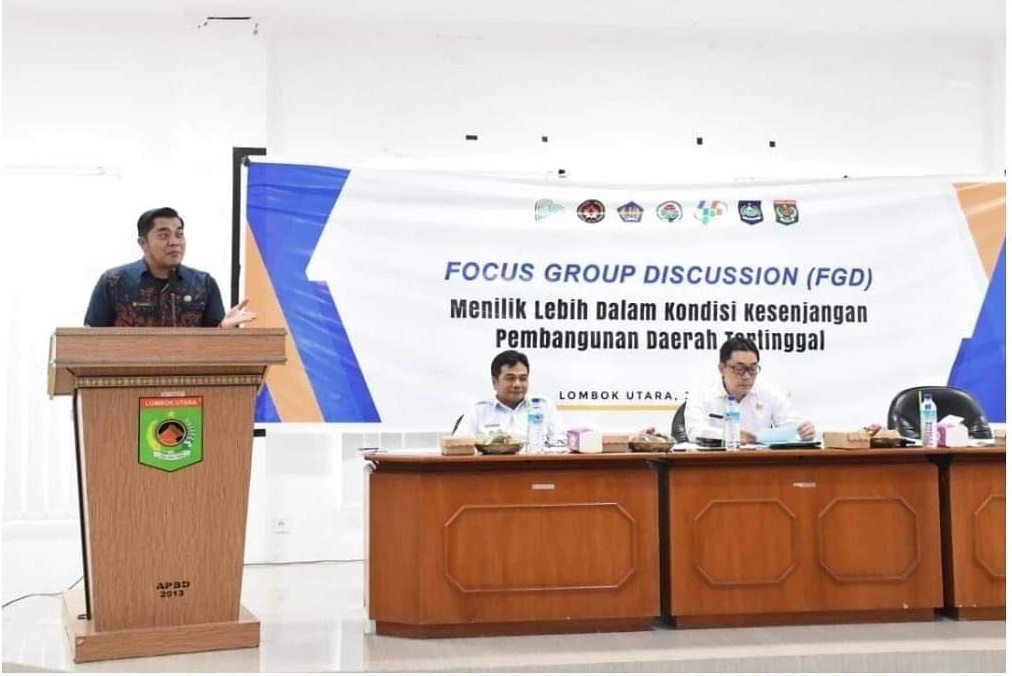 CEK LAPANGAN: Perwakilan Kemendes melakukan pengecekan dan pemantauan dengan turun langsung mengadakan FGD di Lombok Utara, beberapa hari lalu. (PROKOPIM FOR LOMBOK POST)