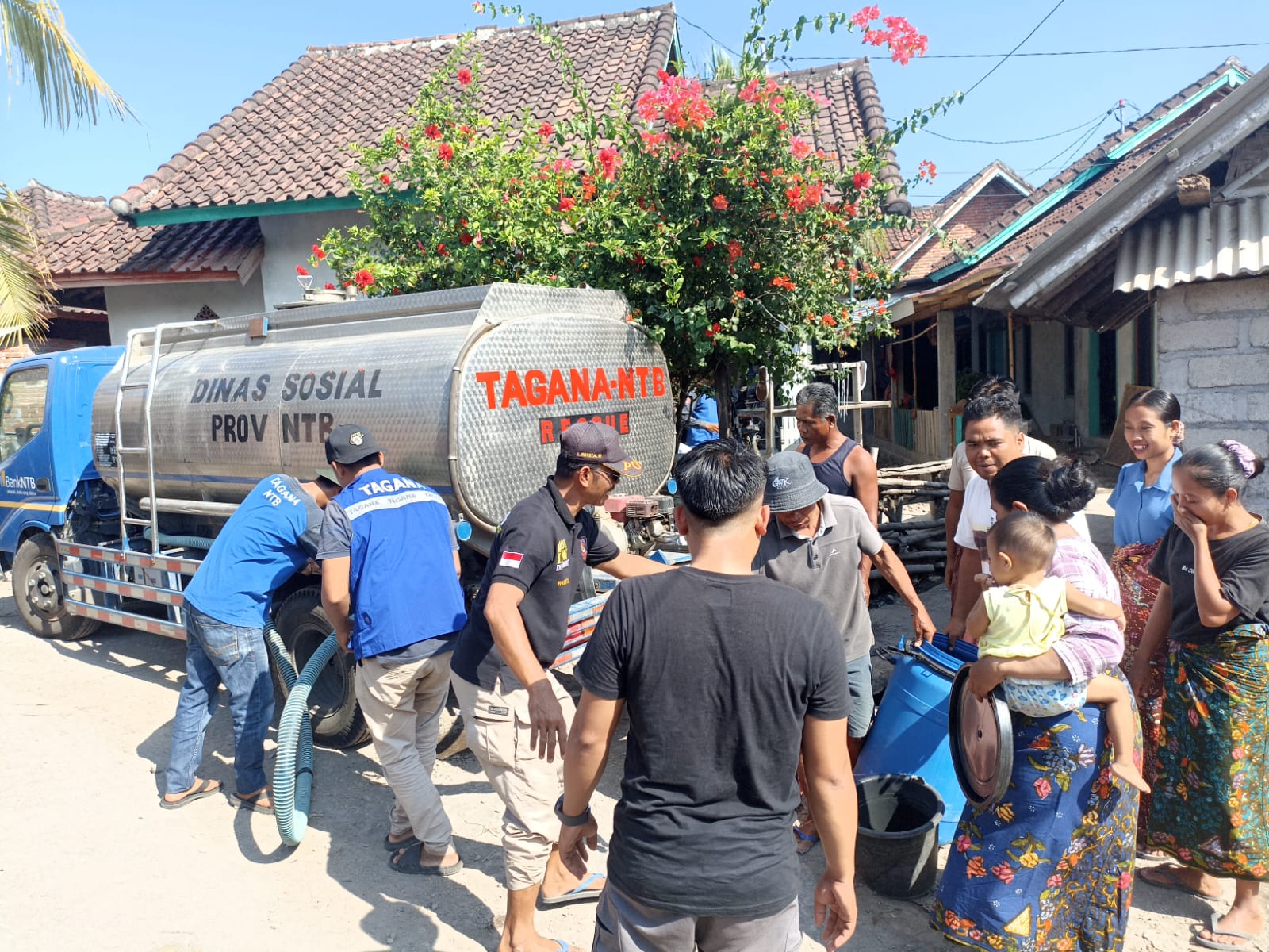 KEBUTUHAN DASAR: Petugas Tagana Dinsos NTB berjibaku mendistribusikan air bersih kepada masyarakat di salah satu desa yang terdampak kekeringan di Loteng.(DINSOS NTB FOR LOMBOK POST)