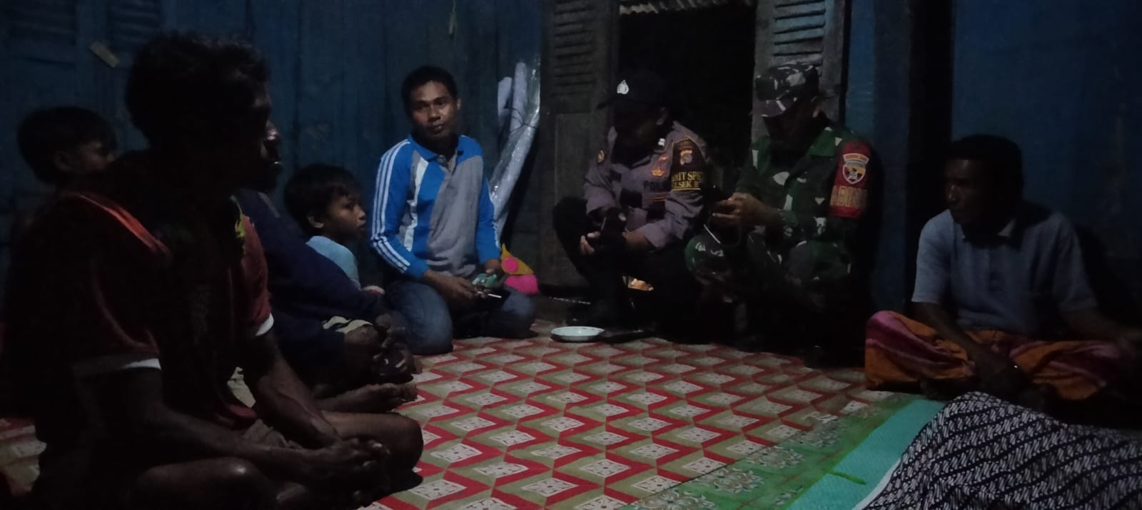 SUASANA EVAKUASI KORBAN: Anggota Polsek Belo dan TNI saat mengevakuasi mayat korban AS di Desa Ngali, Kecamatan Belo, Bima, Rabu malam (3/7).POLSEK BELO FOR LOMBOK POST