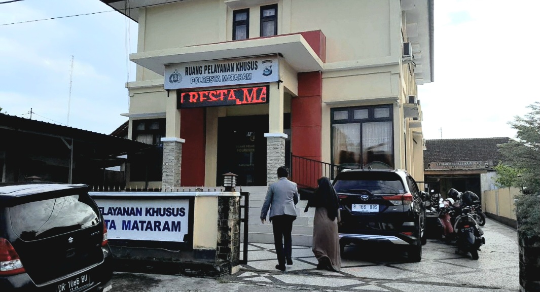 PENUHI PEMERIKSAAN: Pihak dari Ponpes Al-Aziziyah mendatangi Unit PPA Satreskrim Polresta Mataram didampingi kuasa hukumnya, kemarin (4/7).(TONI/LOMBOK POST)
