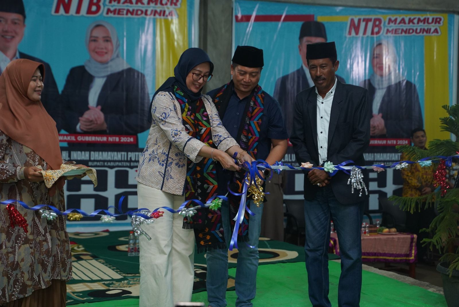 Bakal Cagub NTB Lalu Muhammad Iqbal saat menggunting pita peresmian posko pemenangan di Desa Rabakodo, Kecamatan Woha, Bima, Kamis malam (4/7).